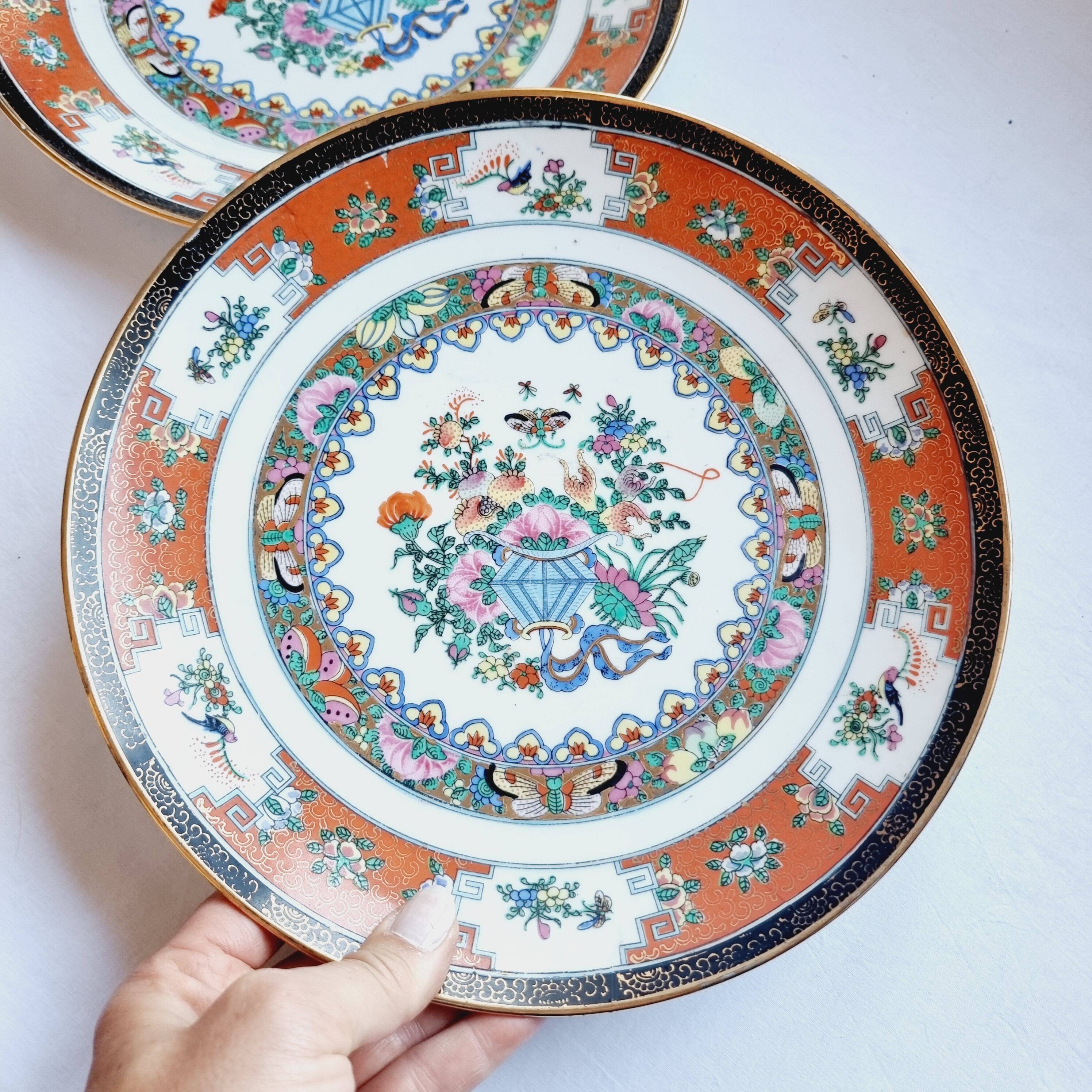 2 hand-painted Chinese plates from the early 20th century famille rose in perfect condition