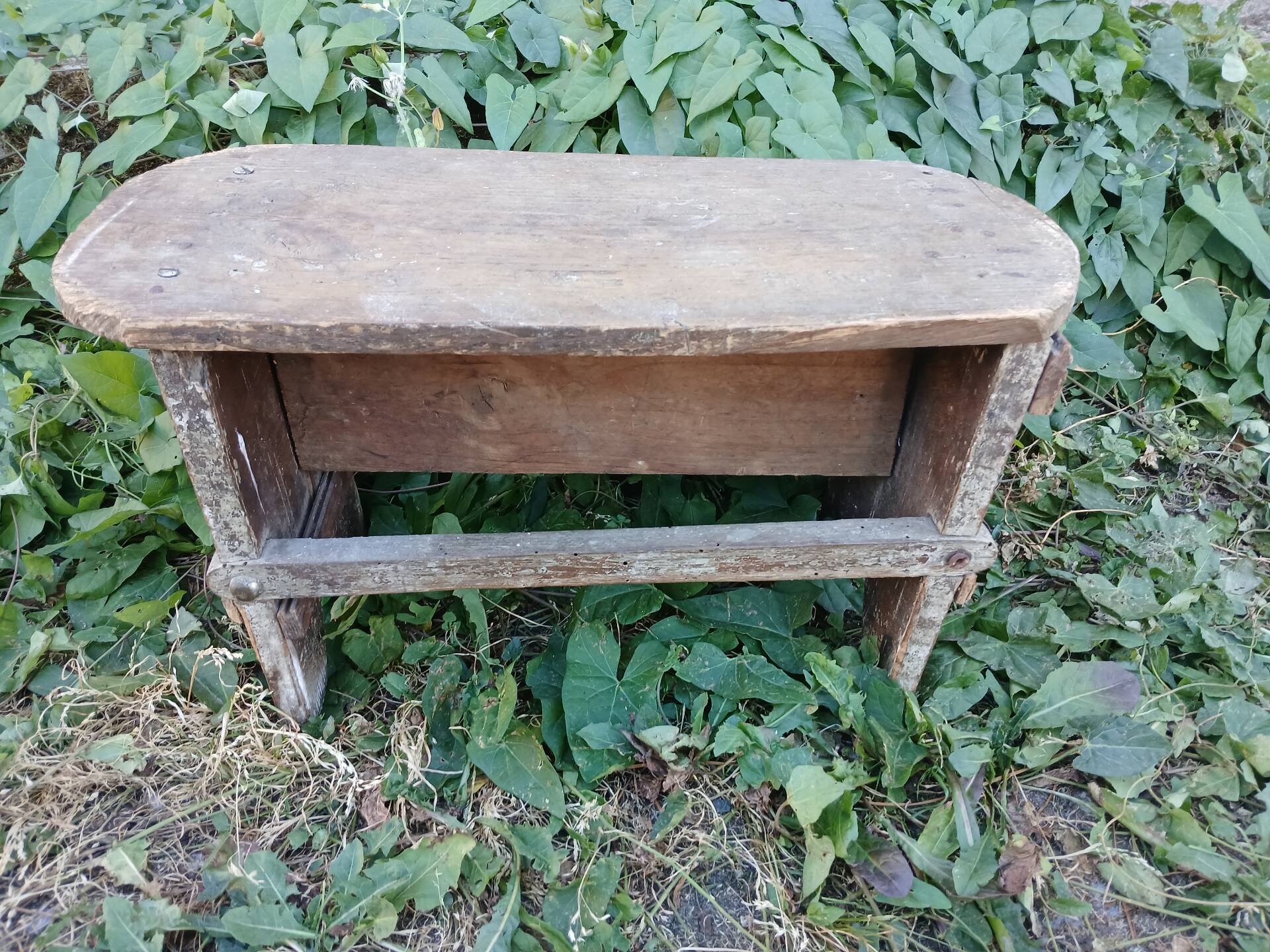 Petit tabouret en bois très ancien 