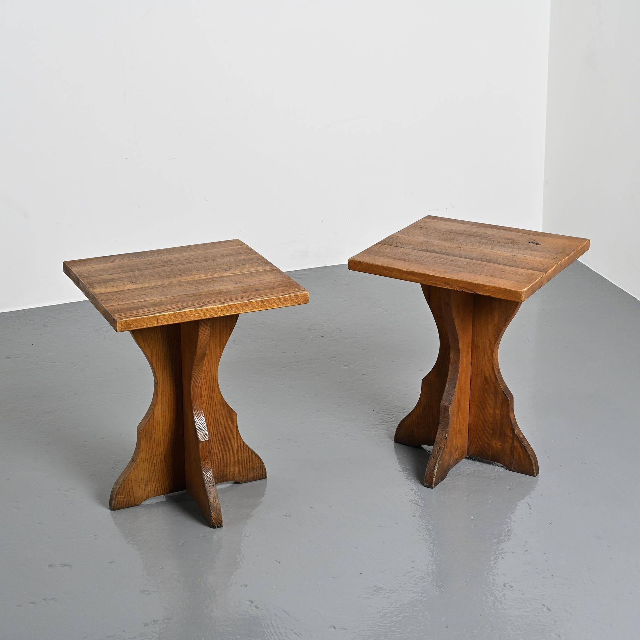 Paire de tables d'appoint en pin massif, Alpes françaises, vers 1970