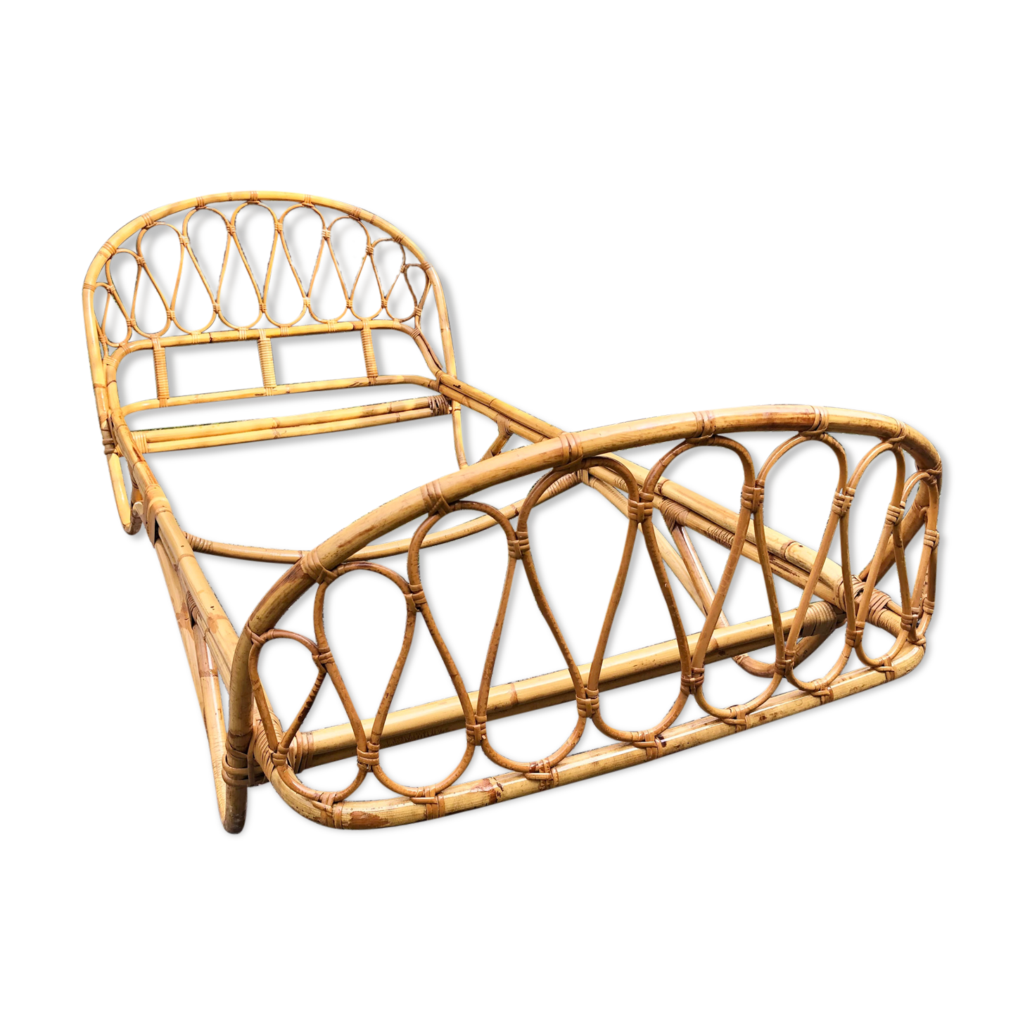 One-seater rattan bed