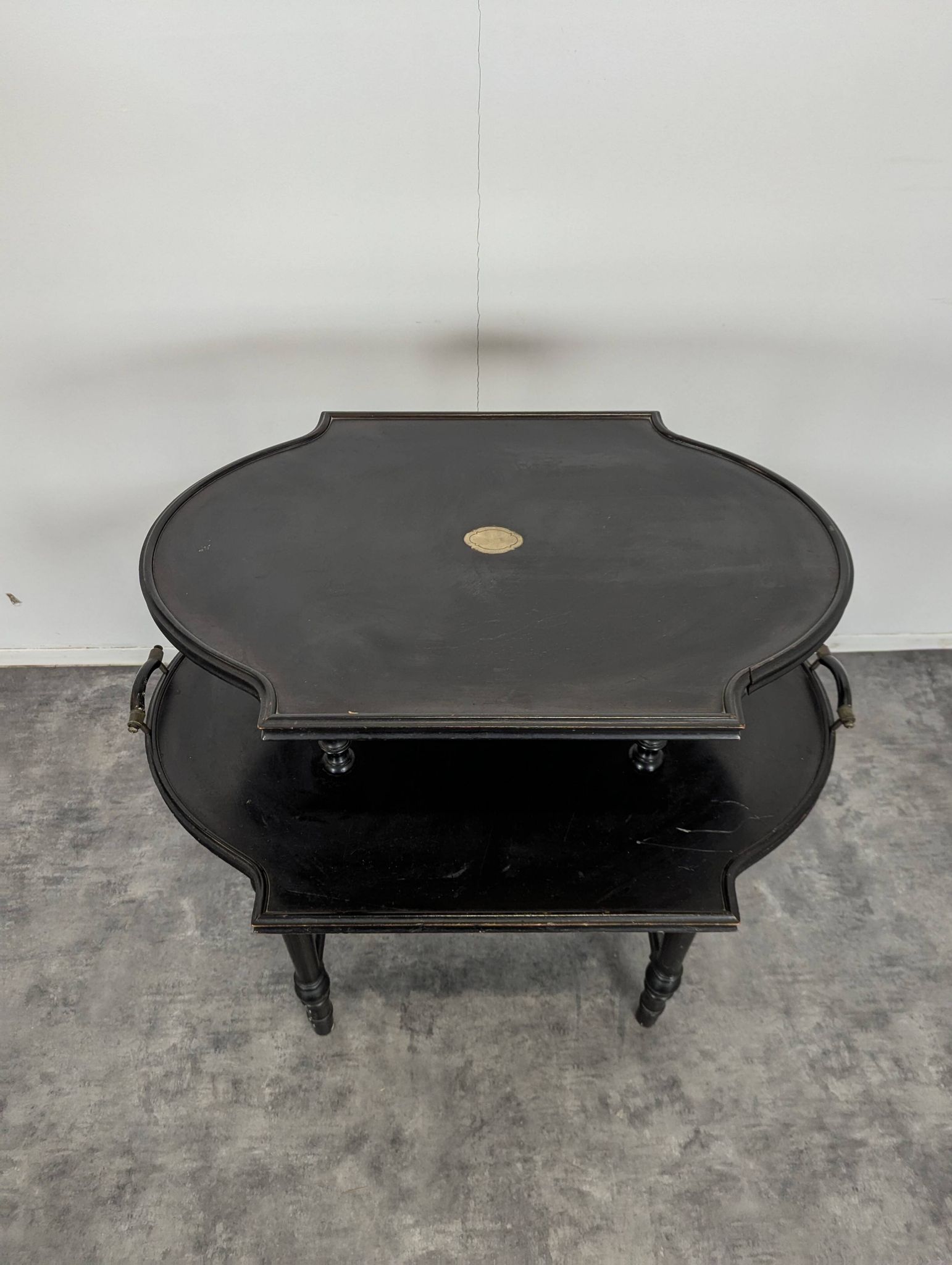 Table à thé en bois noirci époque Napoléon III
