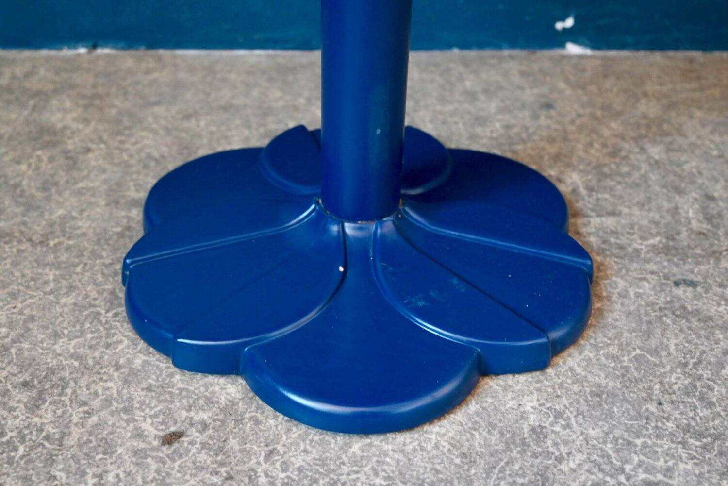Round bistro table with tulip base in Art Deco style from the 1990s.