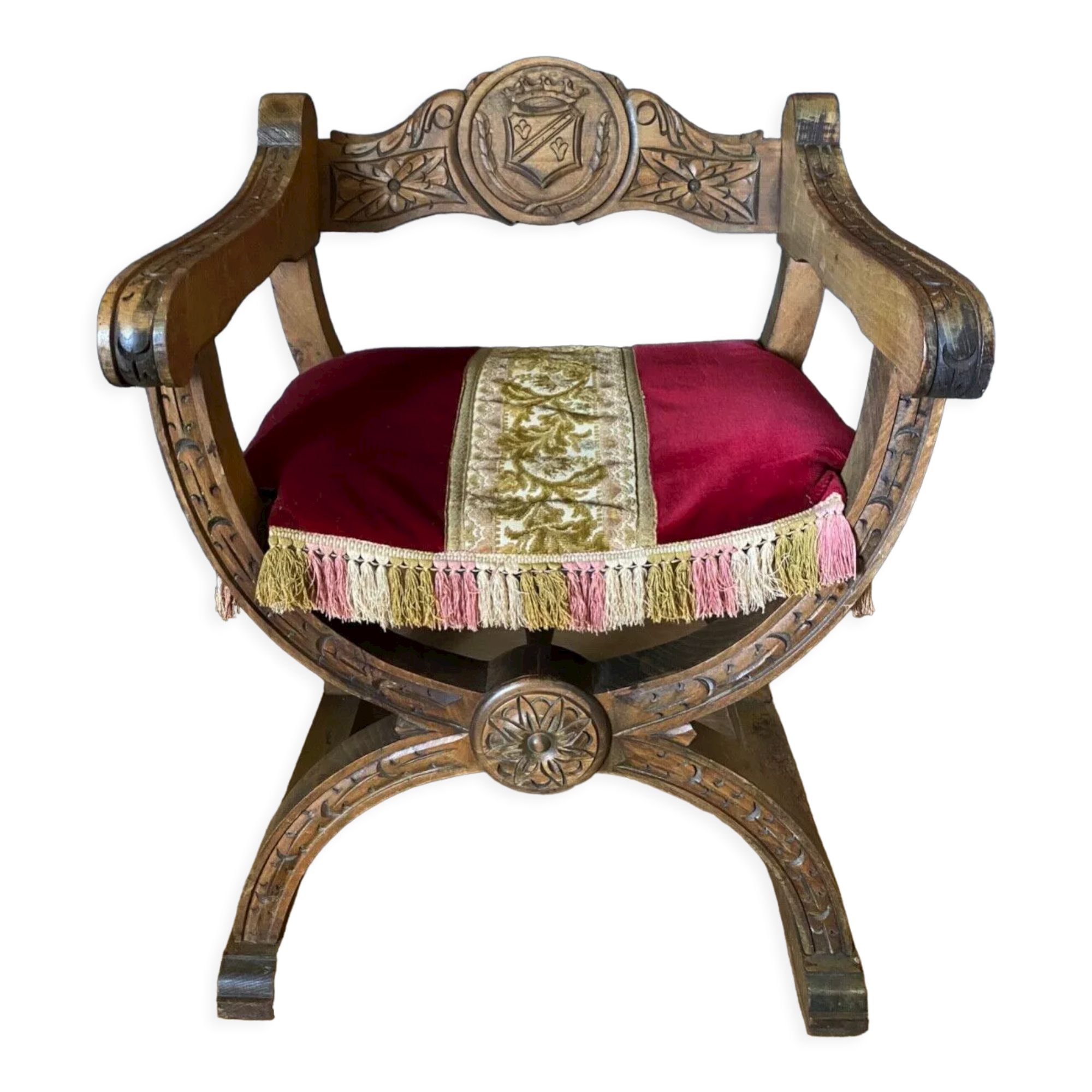 Fauteuil dagobert debut XXe bois sculpte blason neogothique sculpture