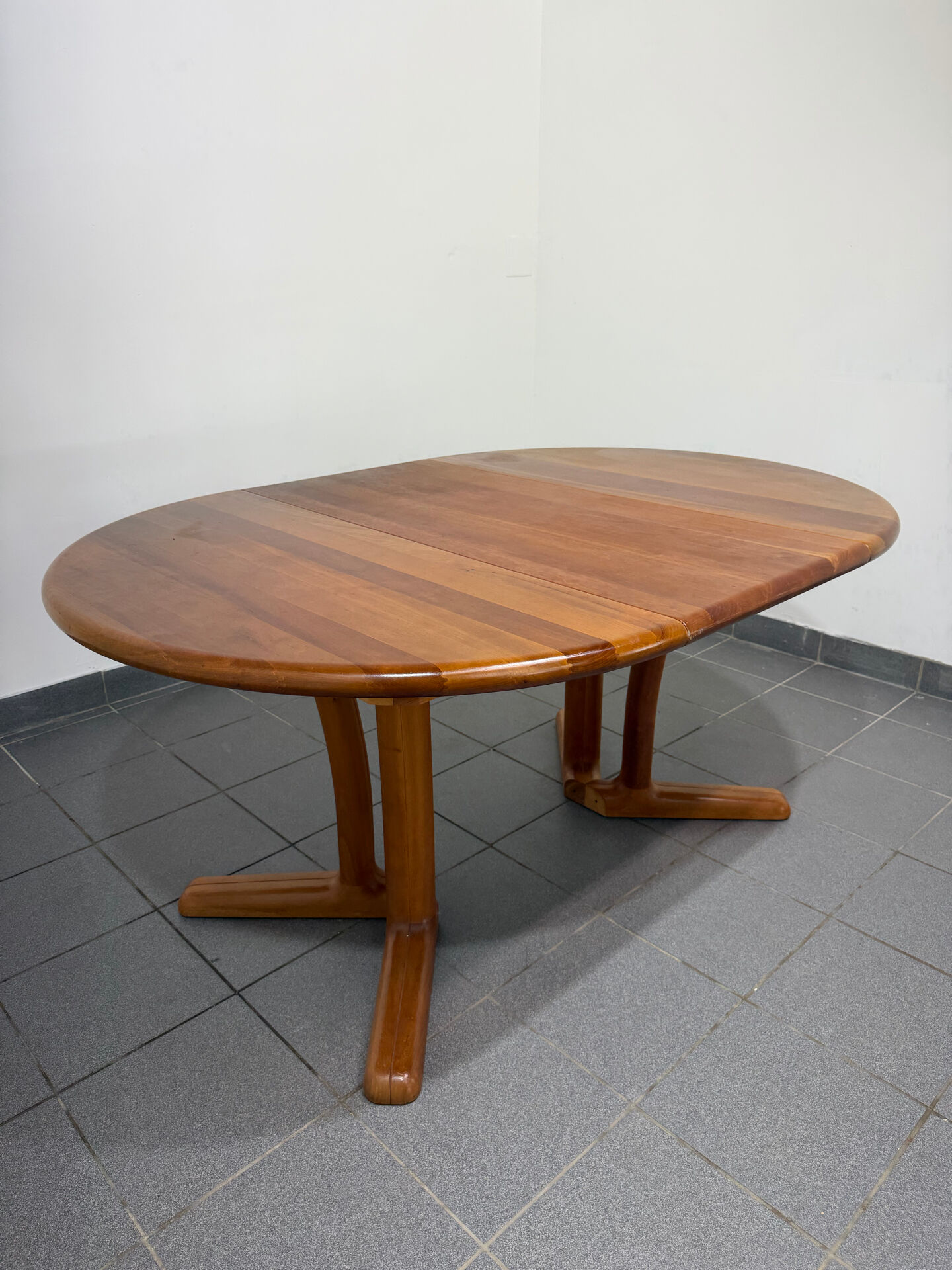Dyrlund extendable round table in teak – Danish design – 4 to 6