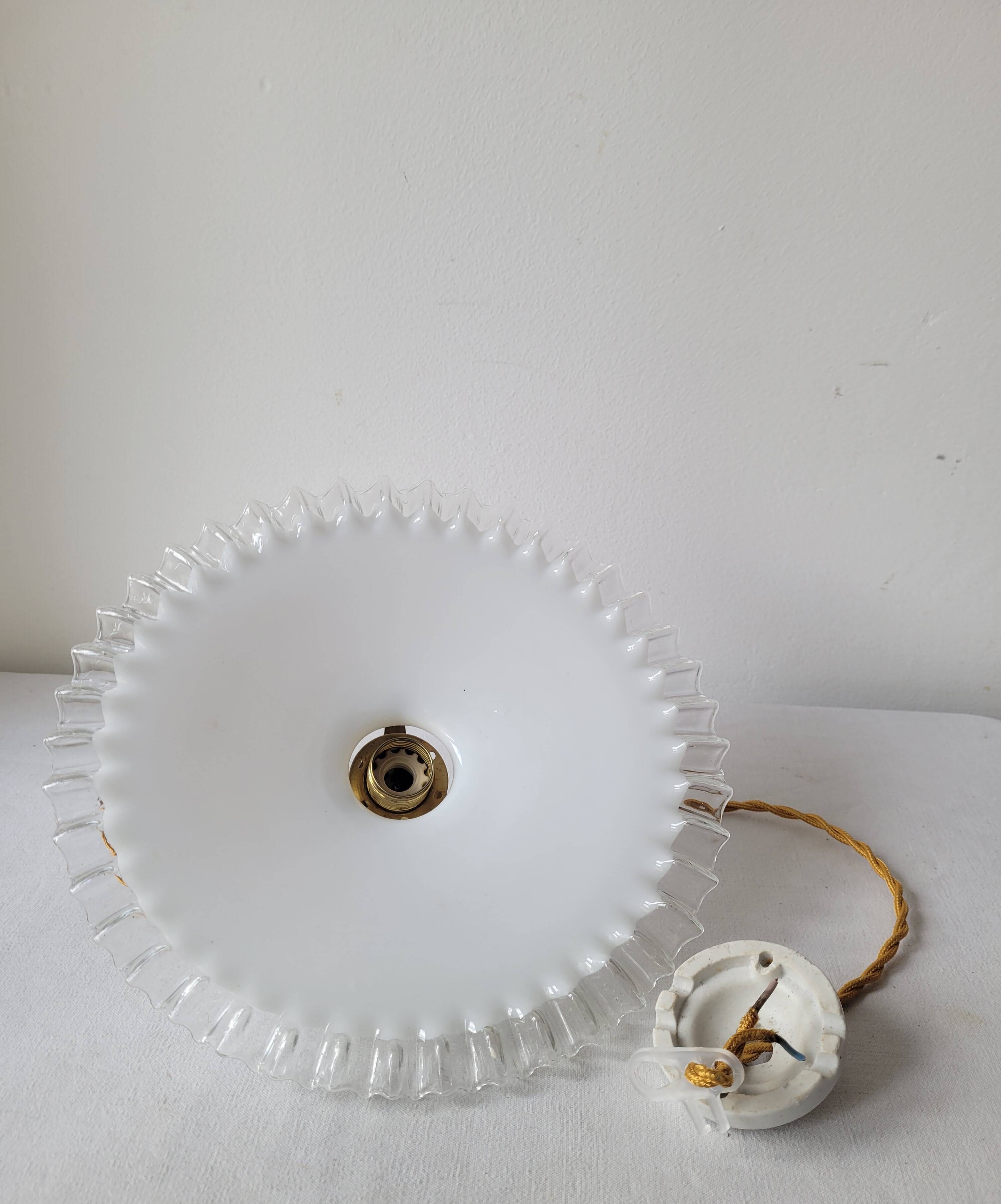 Pendant in serrated opaline