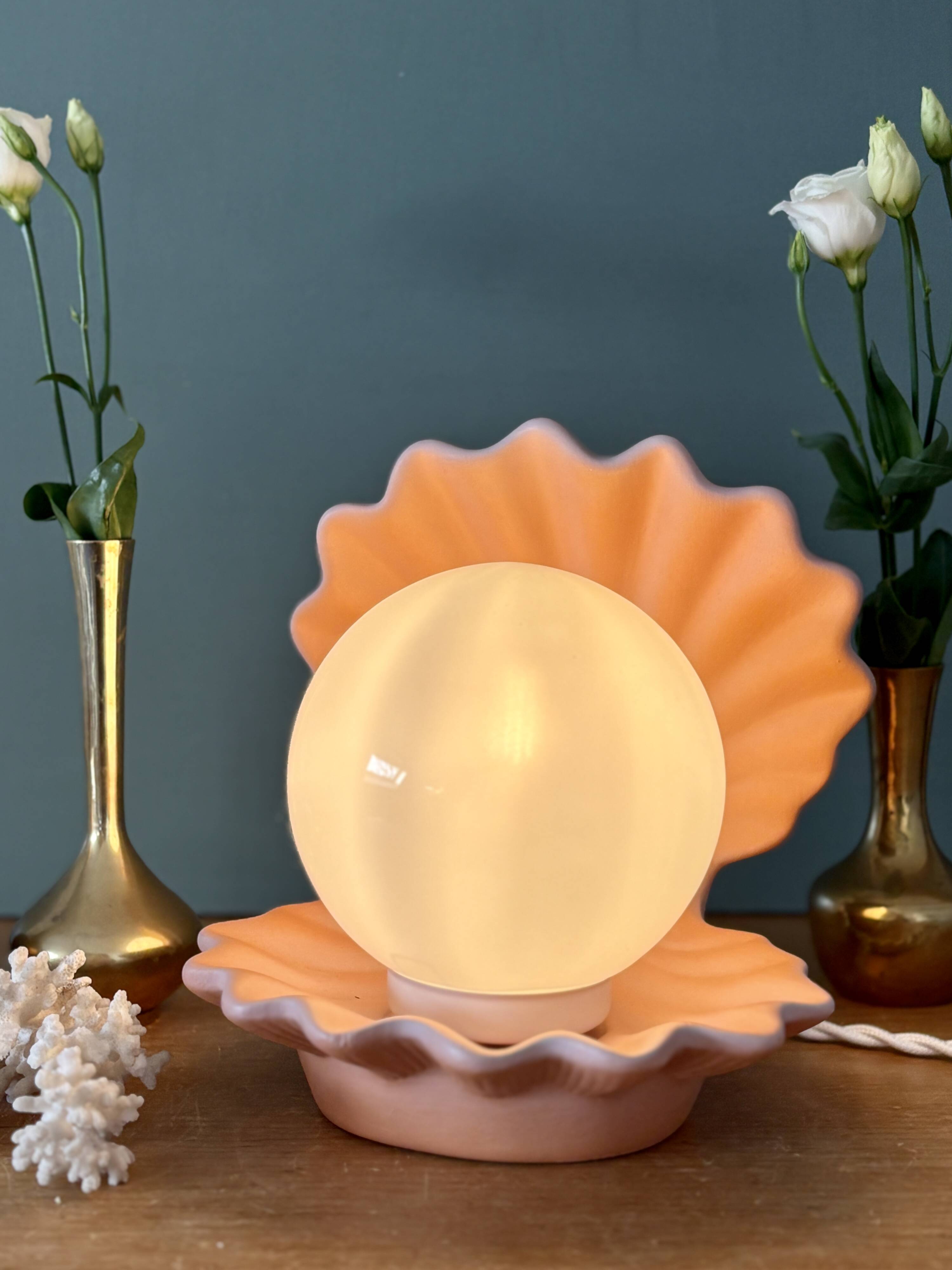 Lampe vintage en forme de coquillage en céramique et opaline.