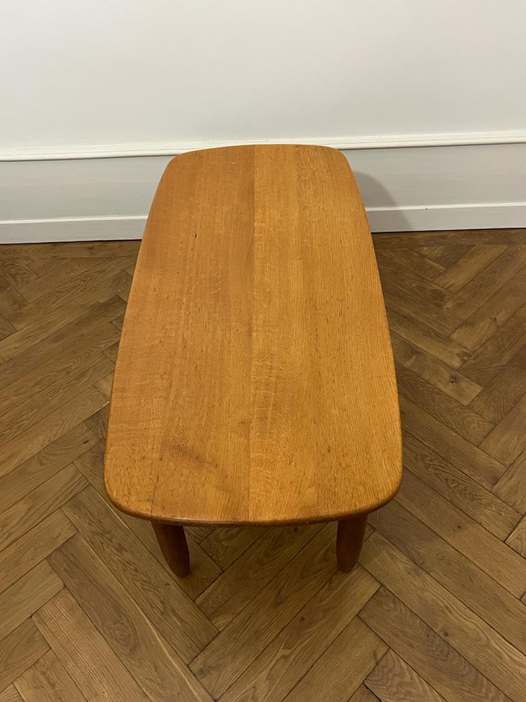 Table basse en chêne massif, travail français, années 1960