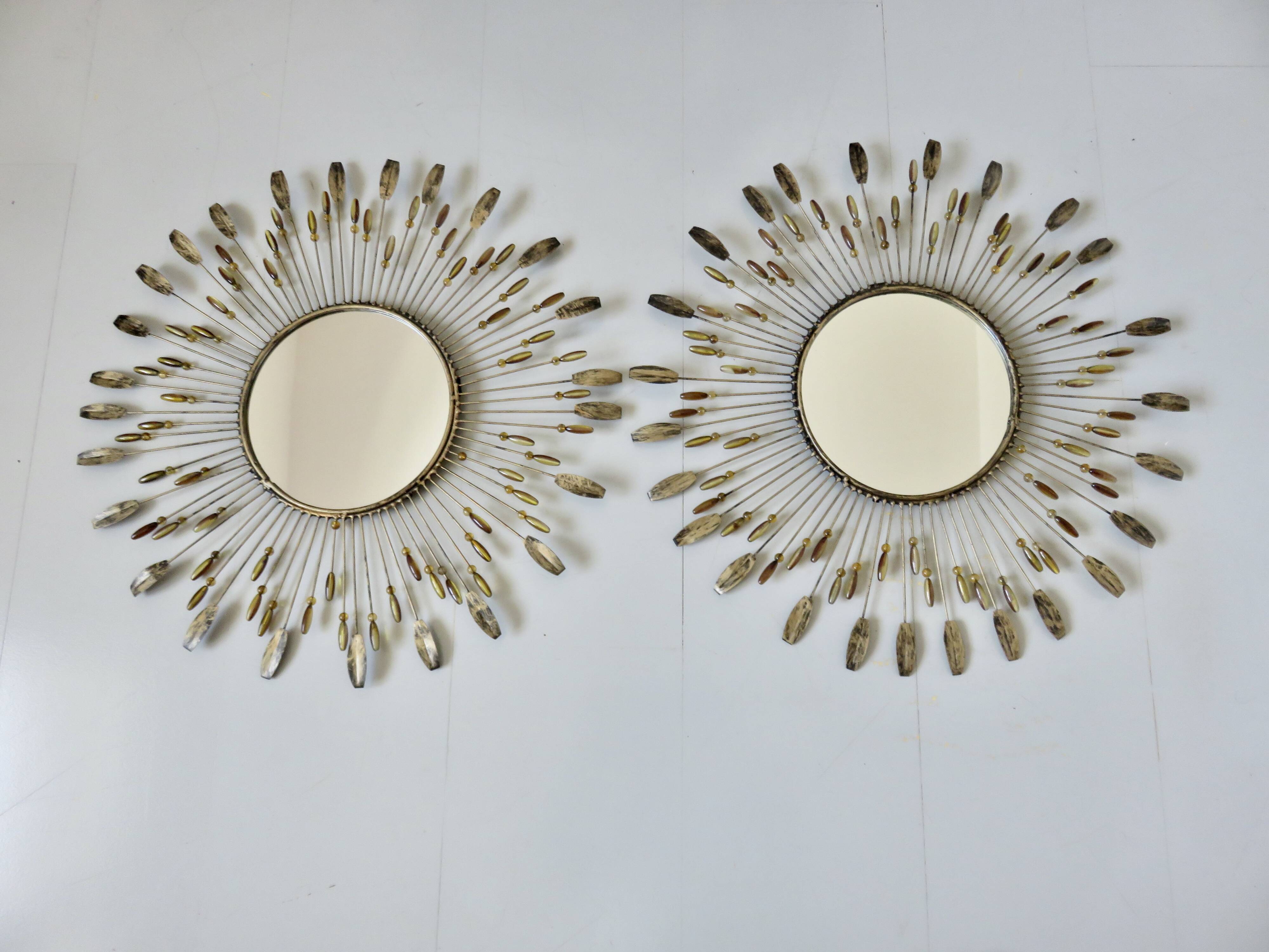 Miroir soleil mural en métal avec perles en résine ambre 1970 style Line Vautrin