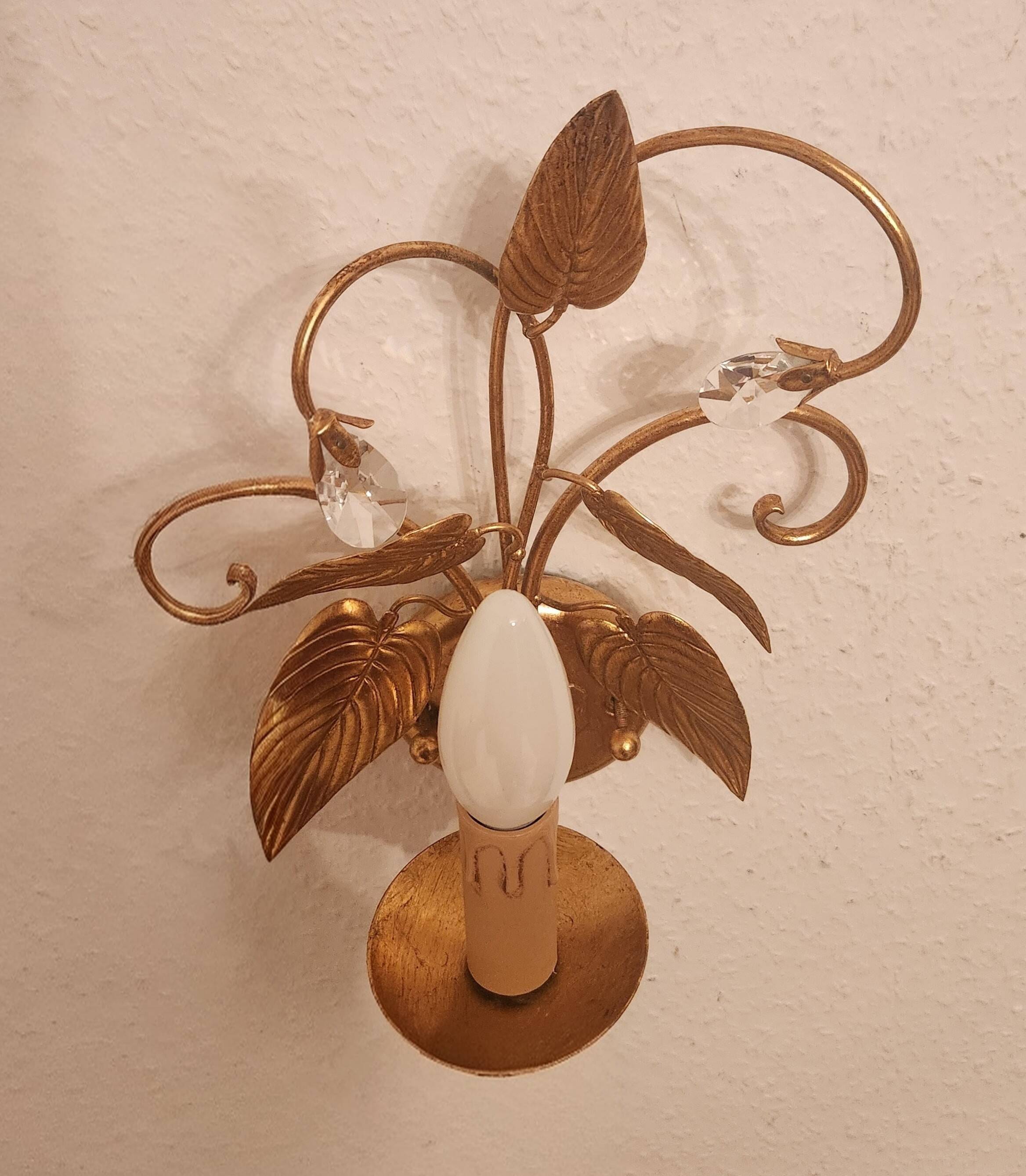 Shabby Wandlampe vergoldet Blattgold Kristallelemente Hollywood Regency 70s