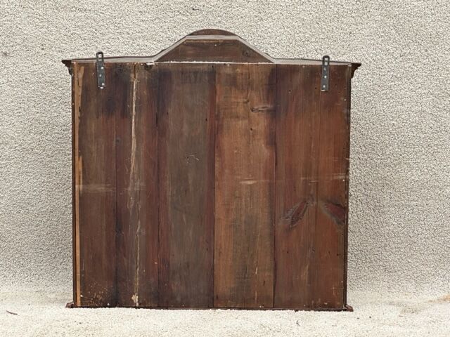 Display case to hang