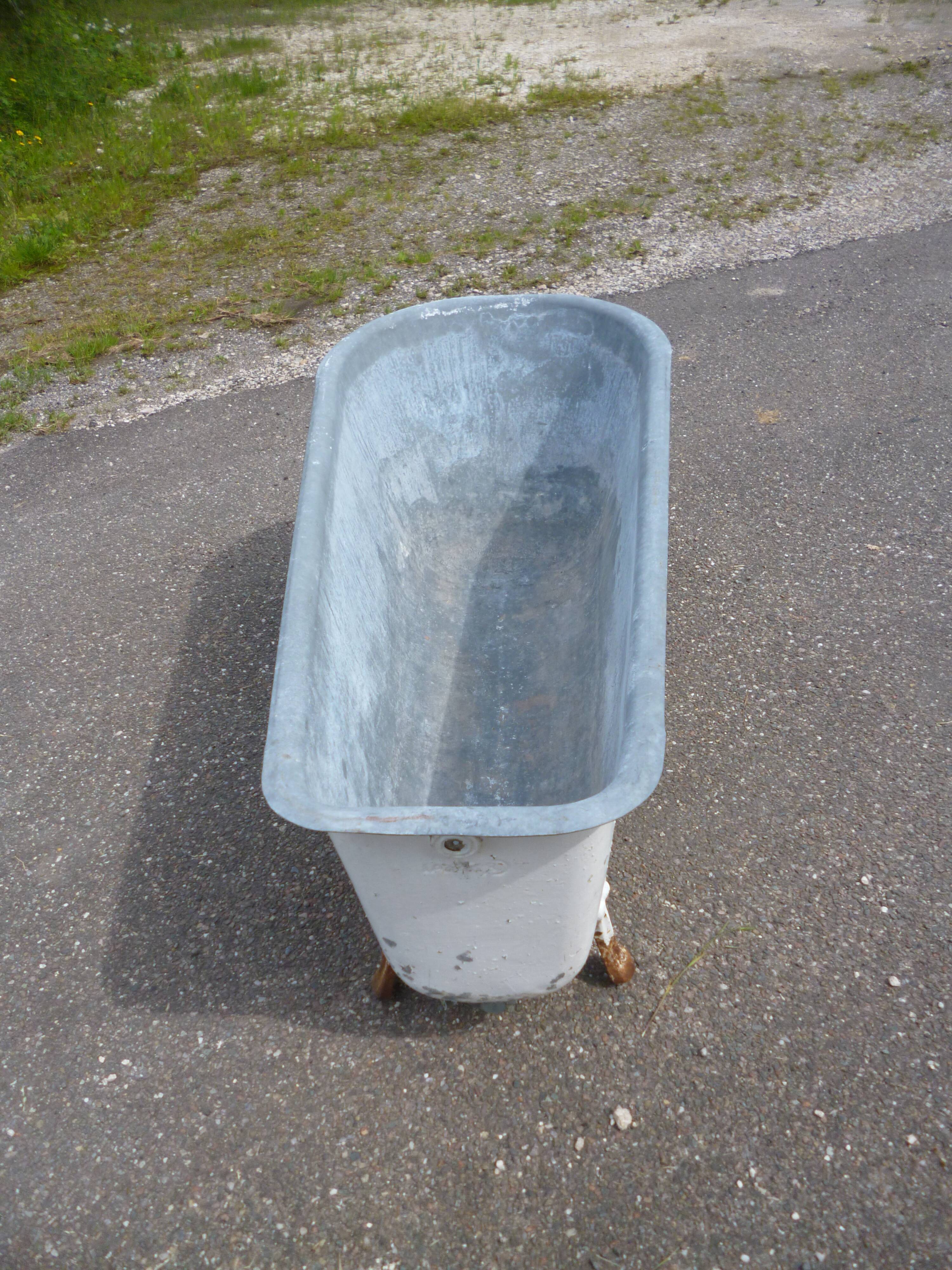Zinc bathtub