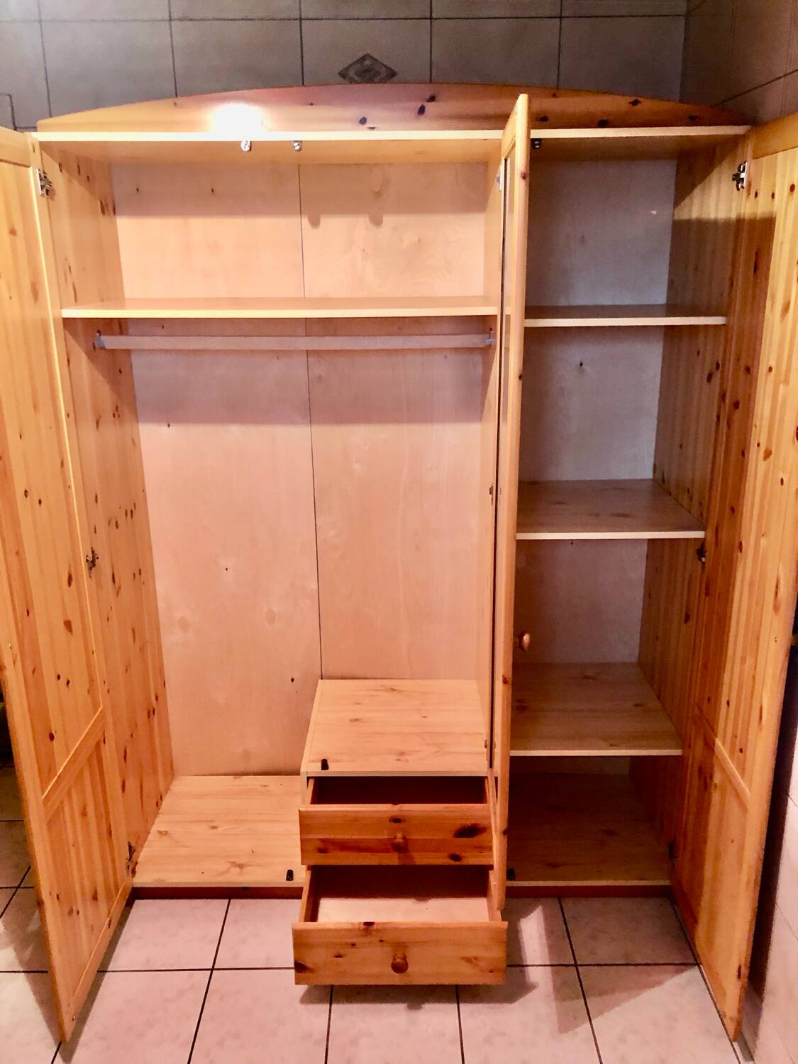 Armoire en pin massif