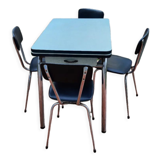 Table de cuisine formica et 4 chaises skaï