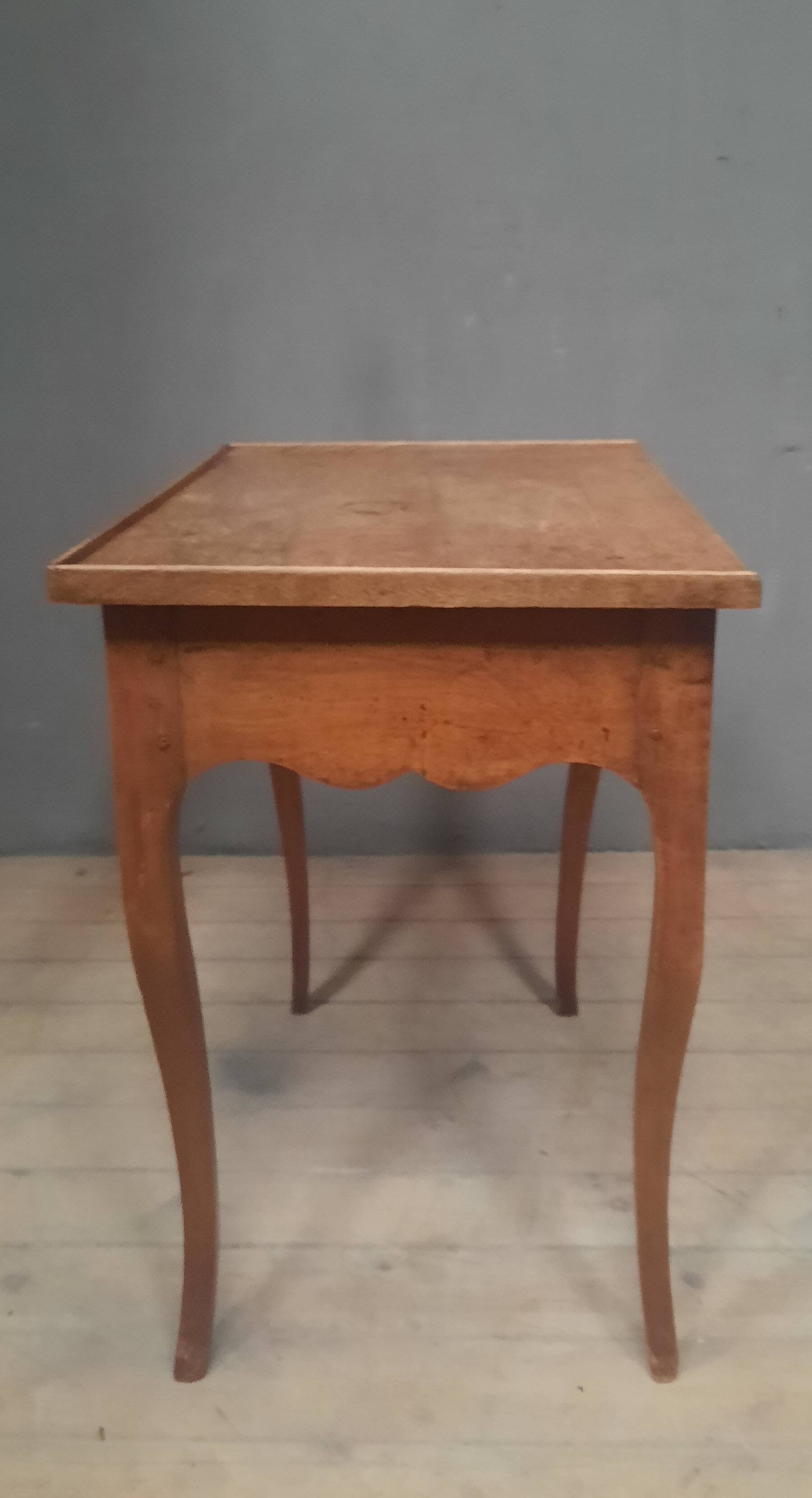 Table d'appoint d'époque Louis XV