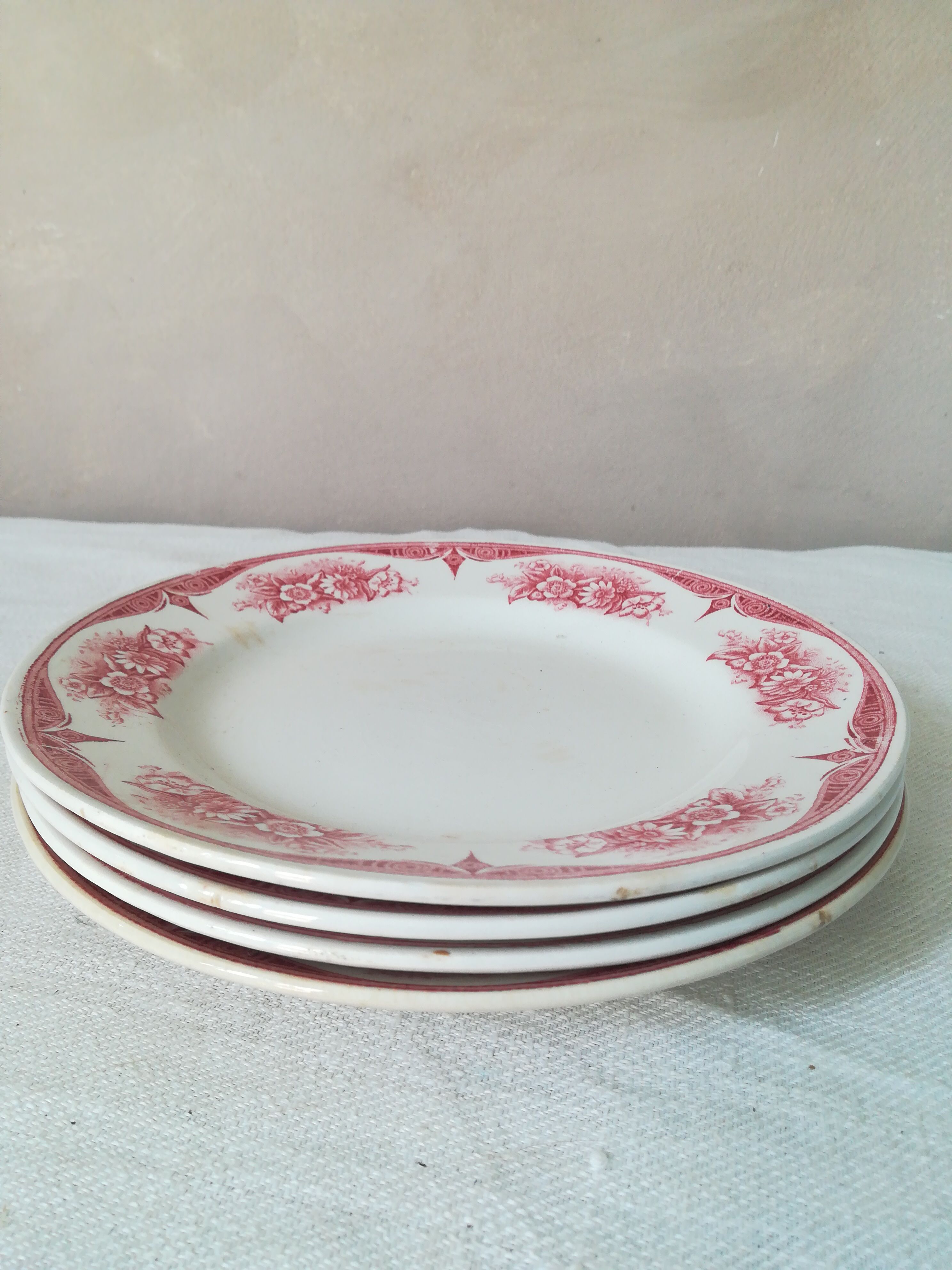 4 Assiettes terre de fer