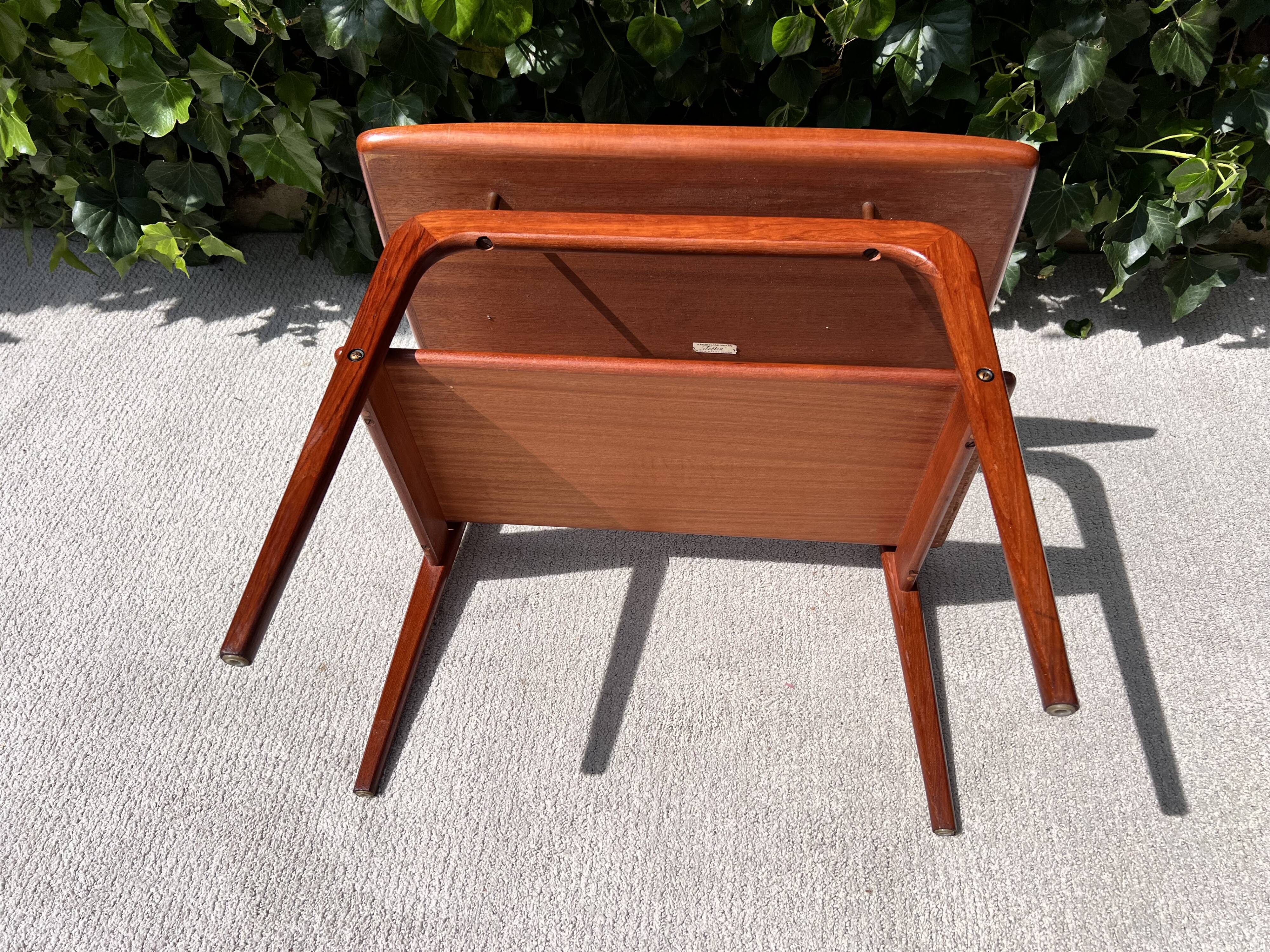 Table d’appoint danoise en teck par Arne H-Olsen