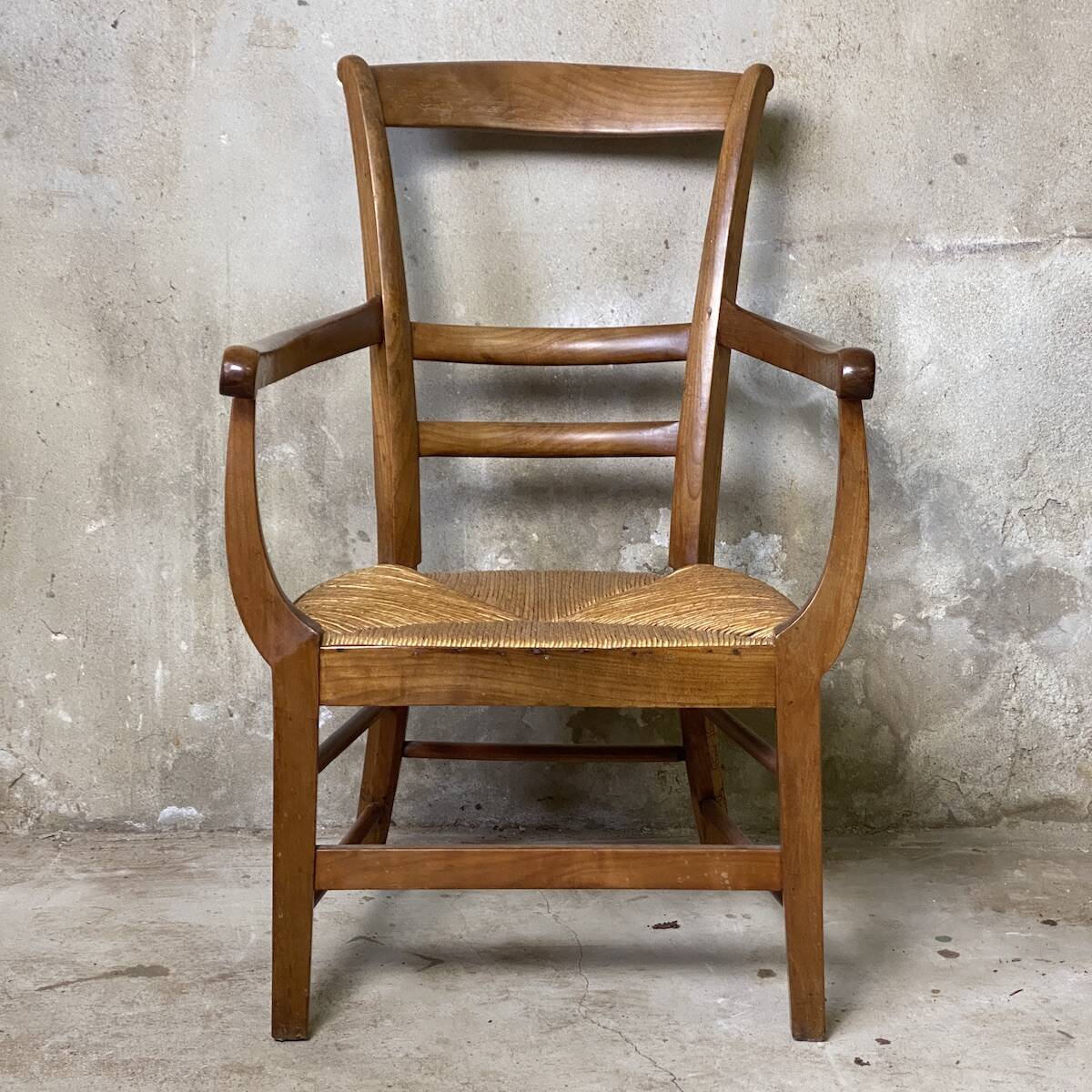 Louis Philippe armchair in walnut and straw, 19th century.