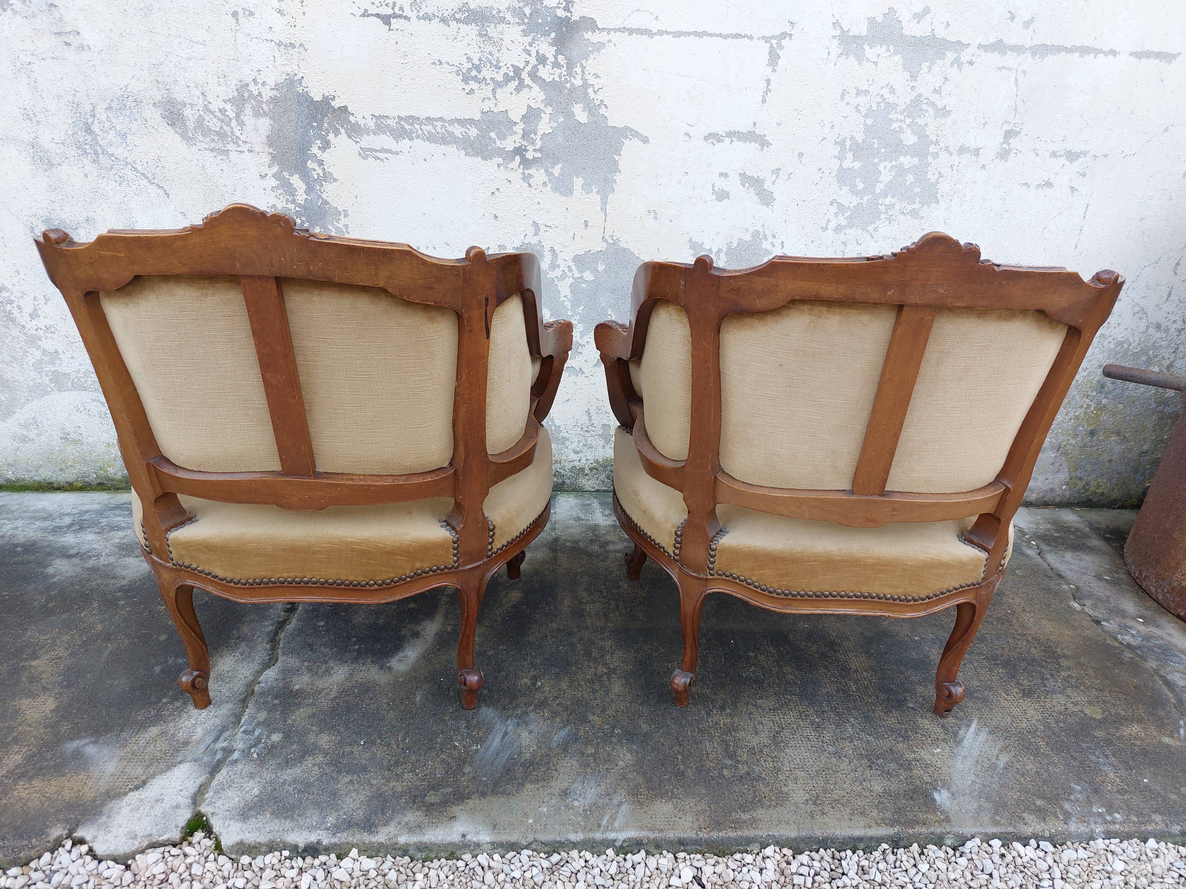Paire de fauteuils corbeille louis XV en Noyer sculpté