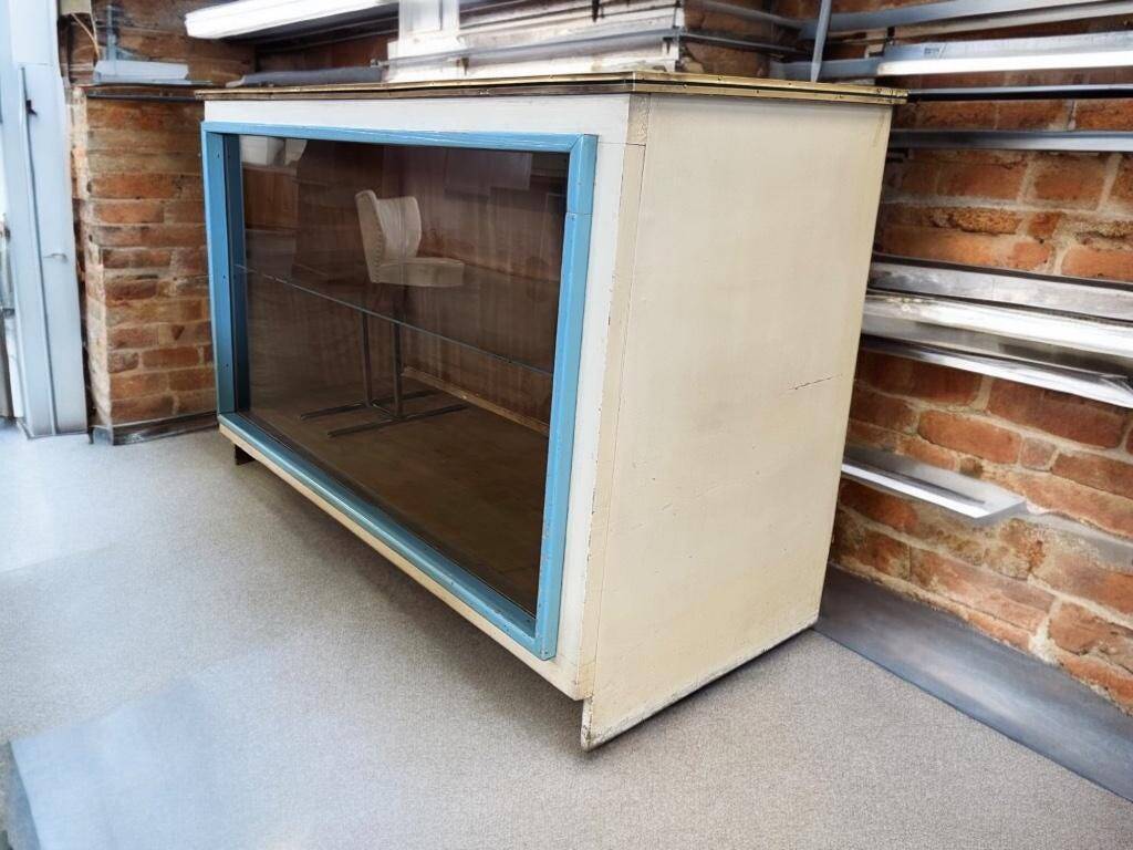 Vintage wooden shop counter/display case: design project