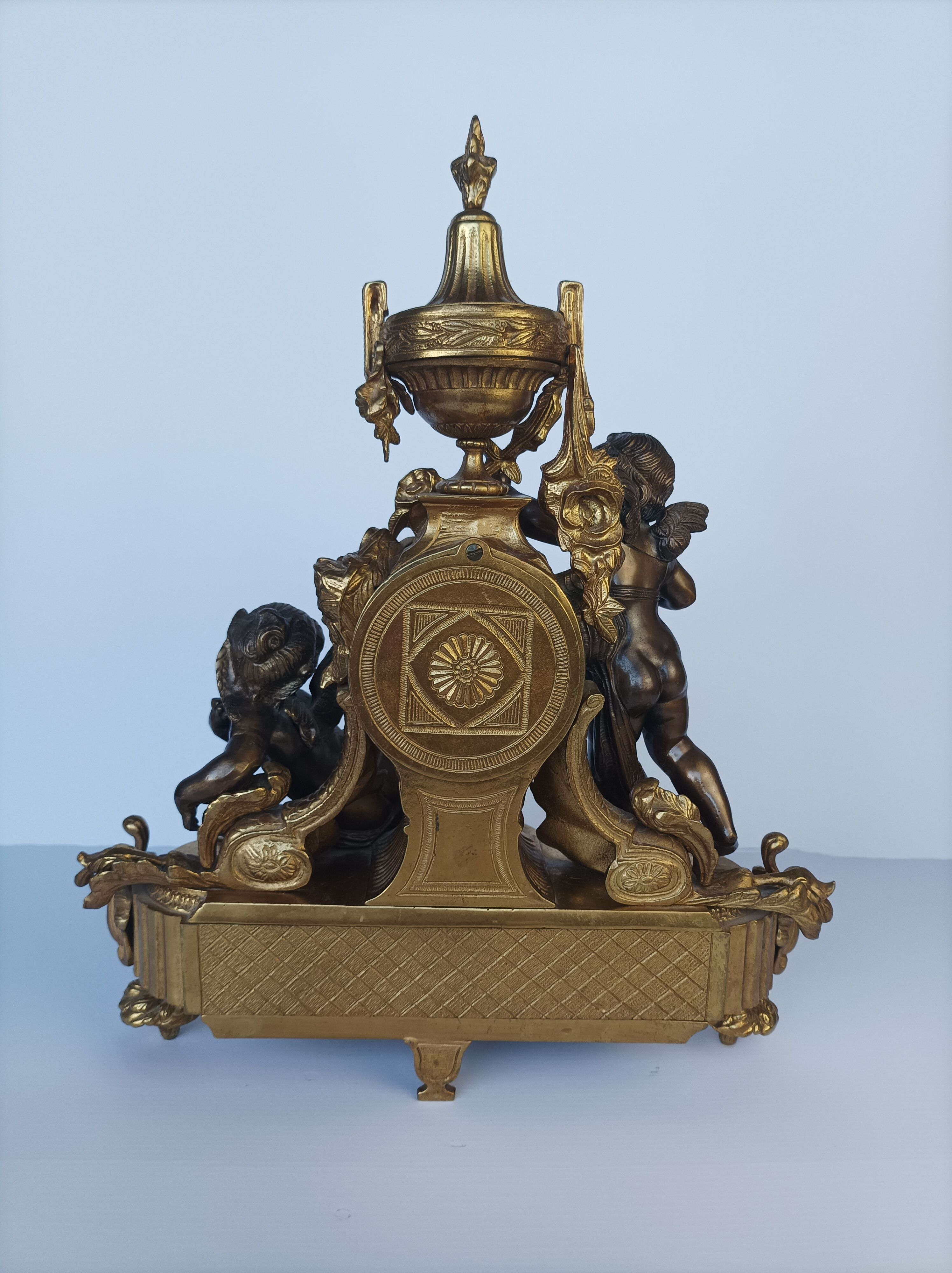 Horloge pendule Impérial en bronze doré décor angelots style Louis XVI