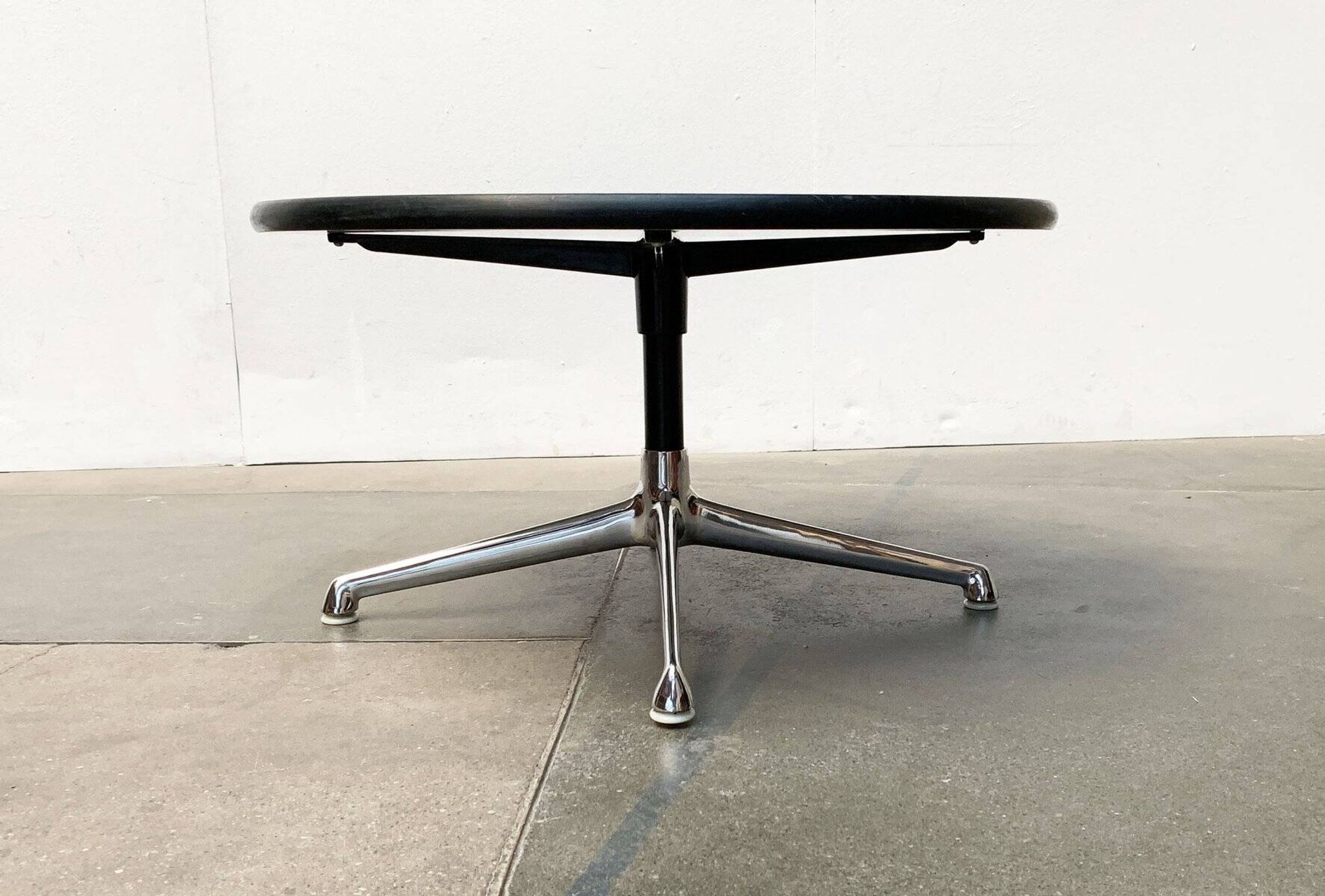 Table d'appoint du milieu du siècle par Charles & Ray Eames pour Herman Miller, années 1960