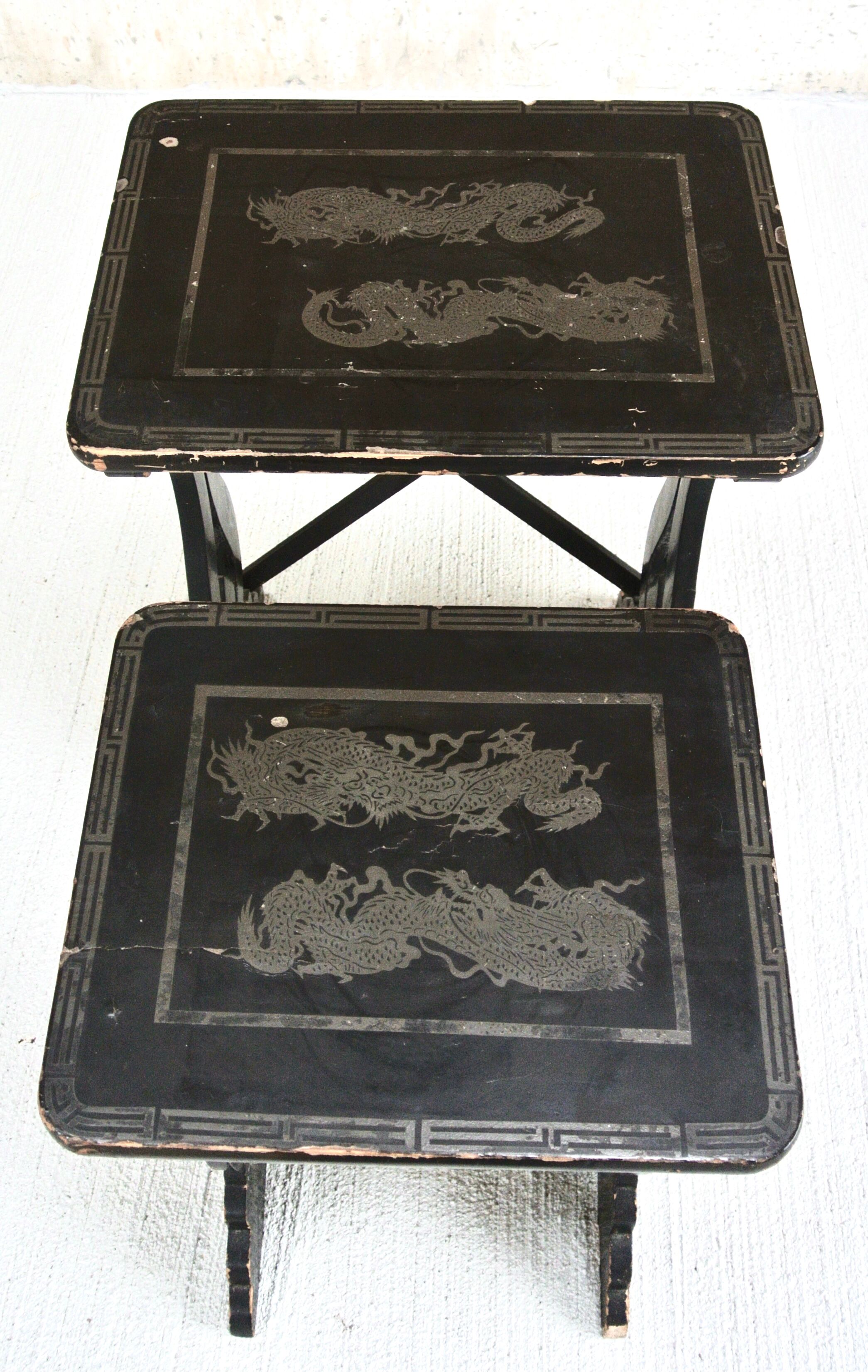 Paire de tables gigognes en bois noir - plateau à décor de dragons