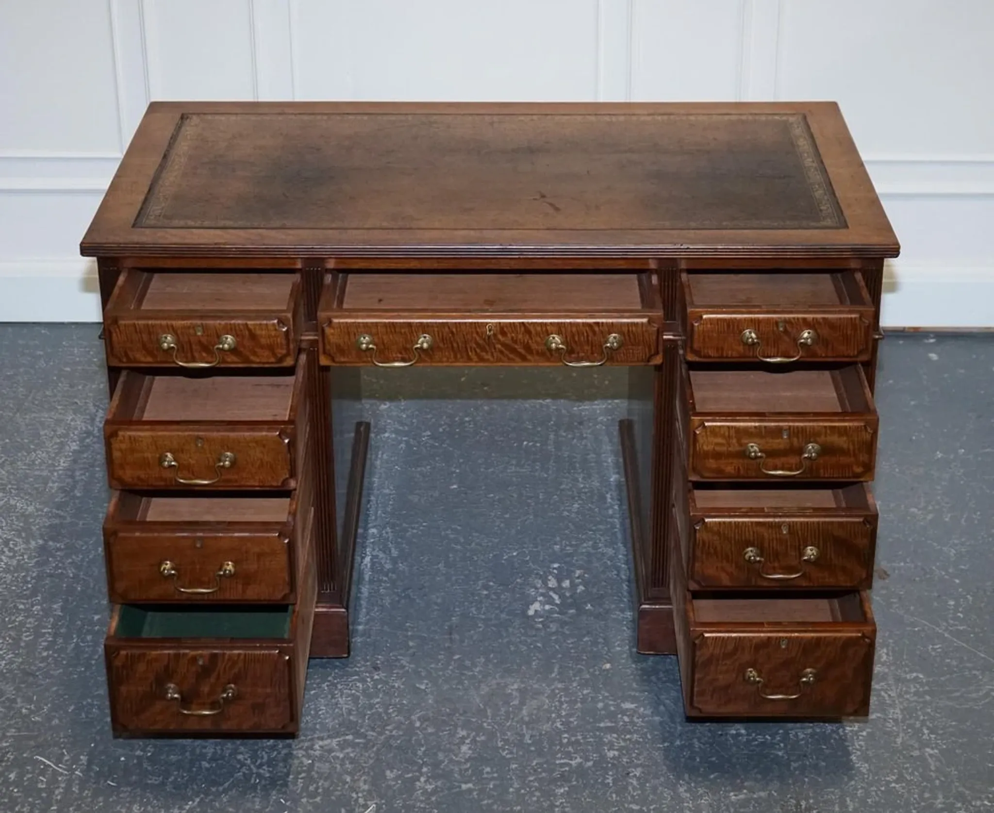 Antique Pedestal Desk by Edwardian Maple & Co, 1890