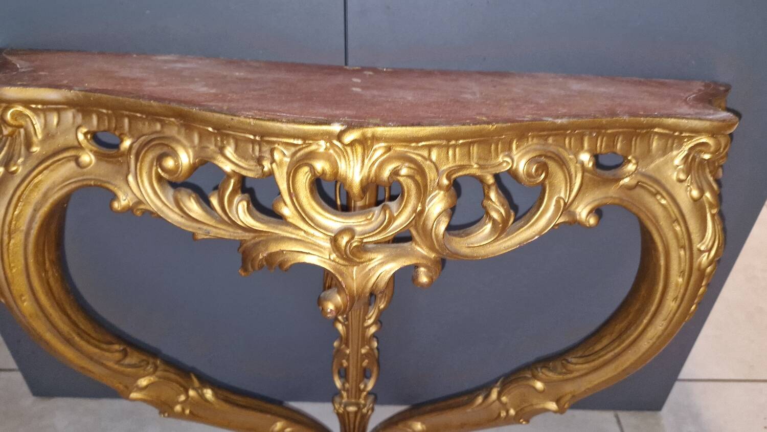Comode murale doree a la feuille avec plaque de larbre blanc creme