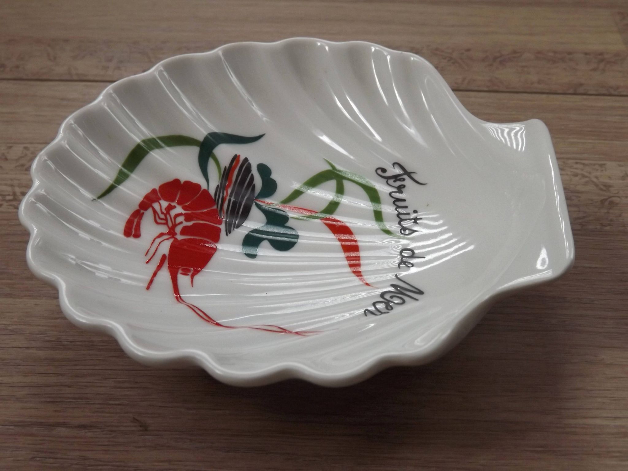 Serving bowls in l'hirondelle scallop shell in a basket 4851
