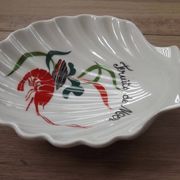Serving bowls in l'hirondelle scallop shell in a basket 4851