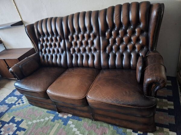 Canapé Chesterfield 3 places en cuir couleur châtaigne