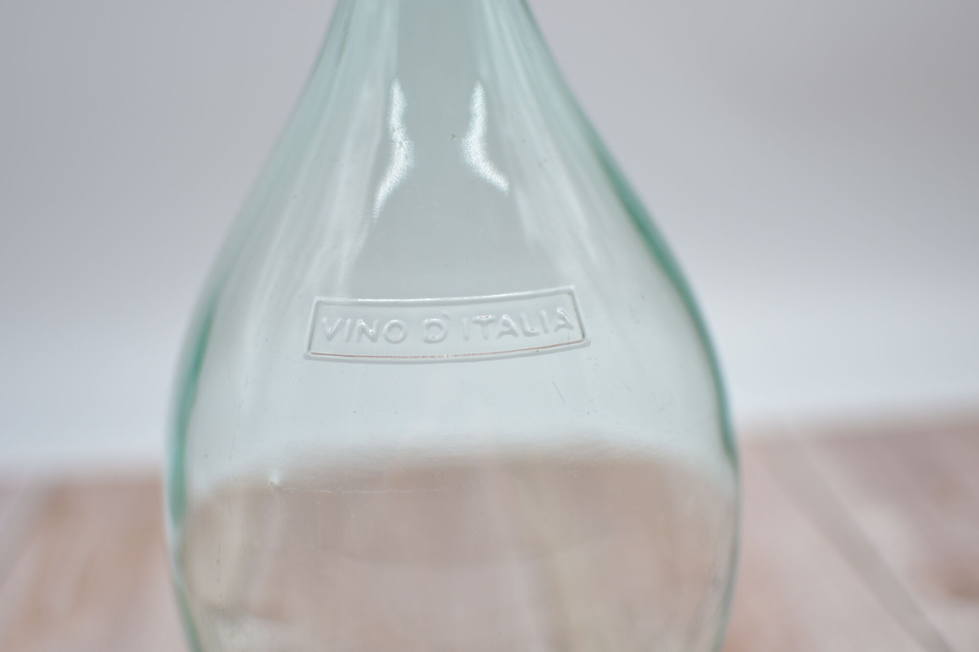 Carafe/dame jeanne Vino Italia in the shape of a drop