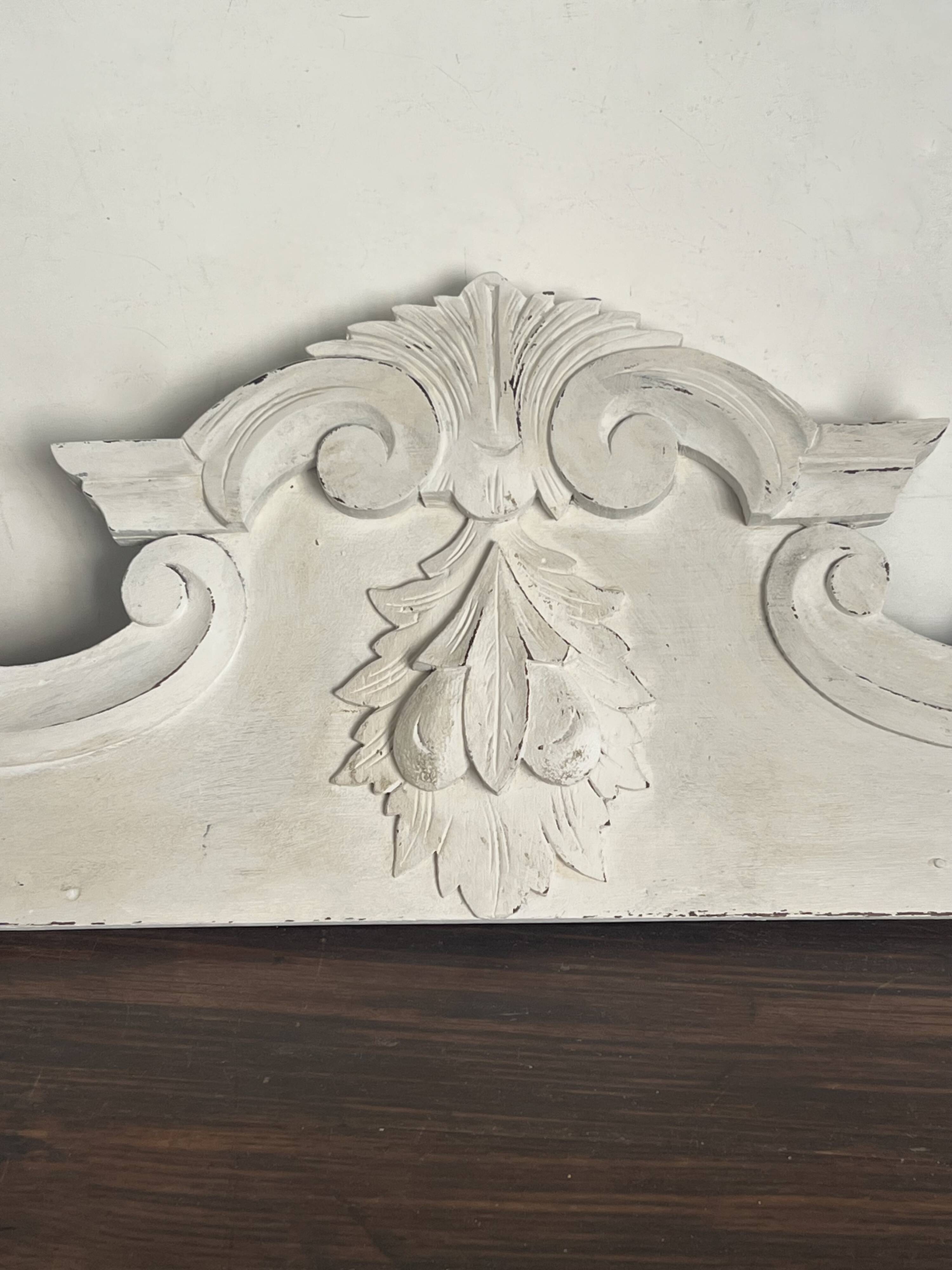 Ancien fronton, bois sculpté