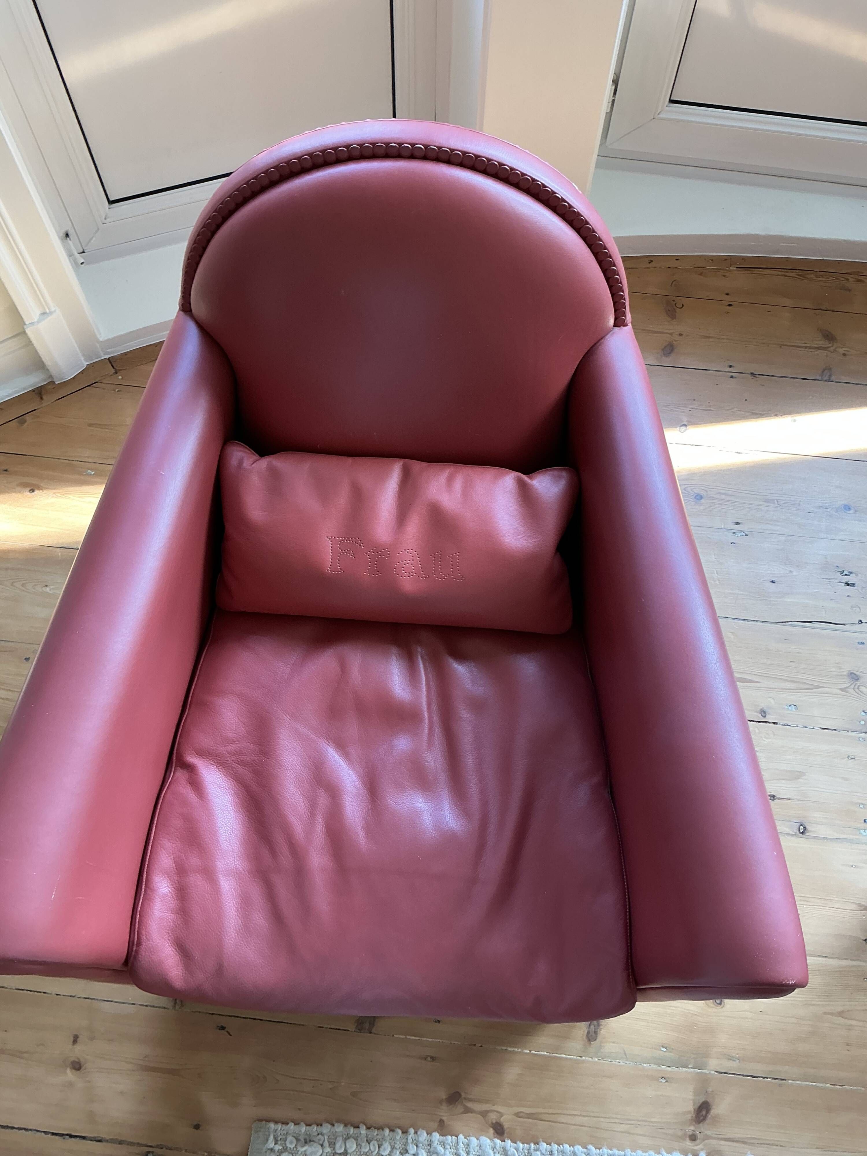 Pair of Lyra armchairs – Renzo Frau for Poltrona Frau – burgundy leather