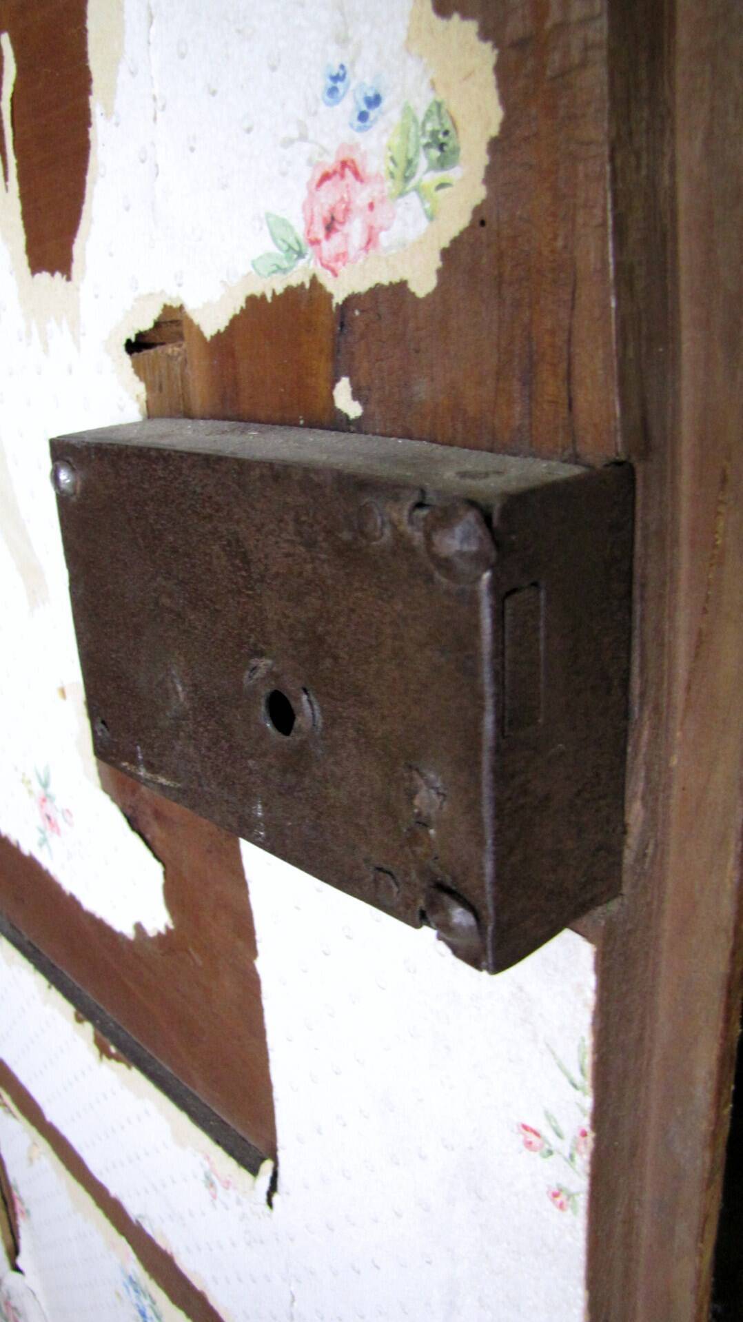 Antique baroque cabinet in solid oak