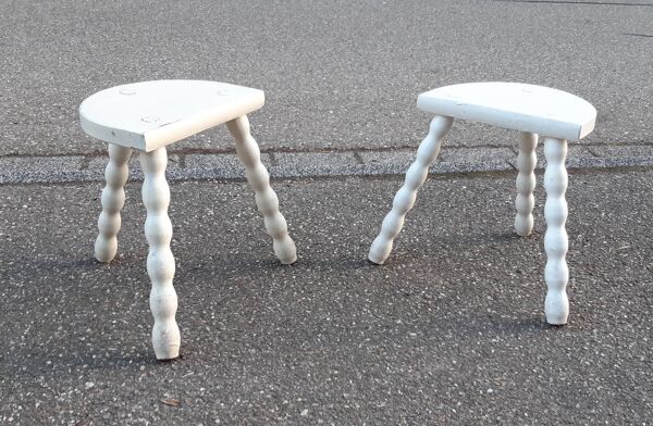 Duo de tabourets de traite pieds tournés.