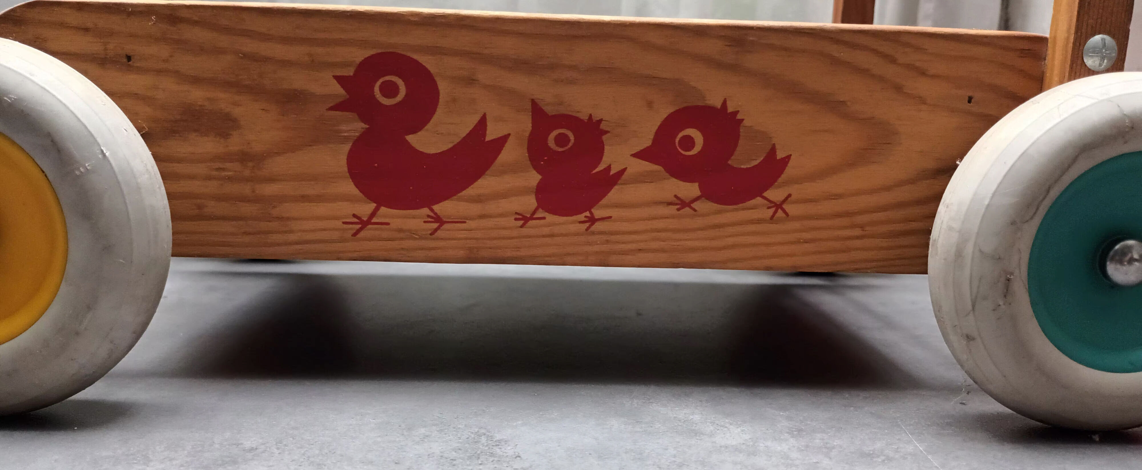 Walking trolley with multicolored wooden cubes