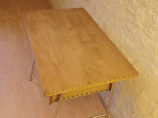 Petit bureau vintage en bois et métal