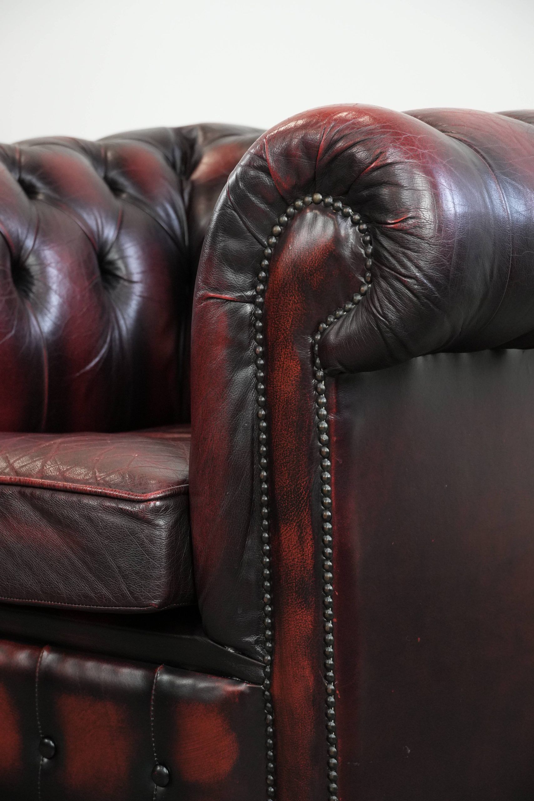 Cowhide leather English chesterfield armchair on wheels