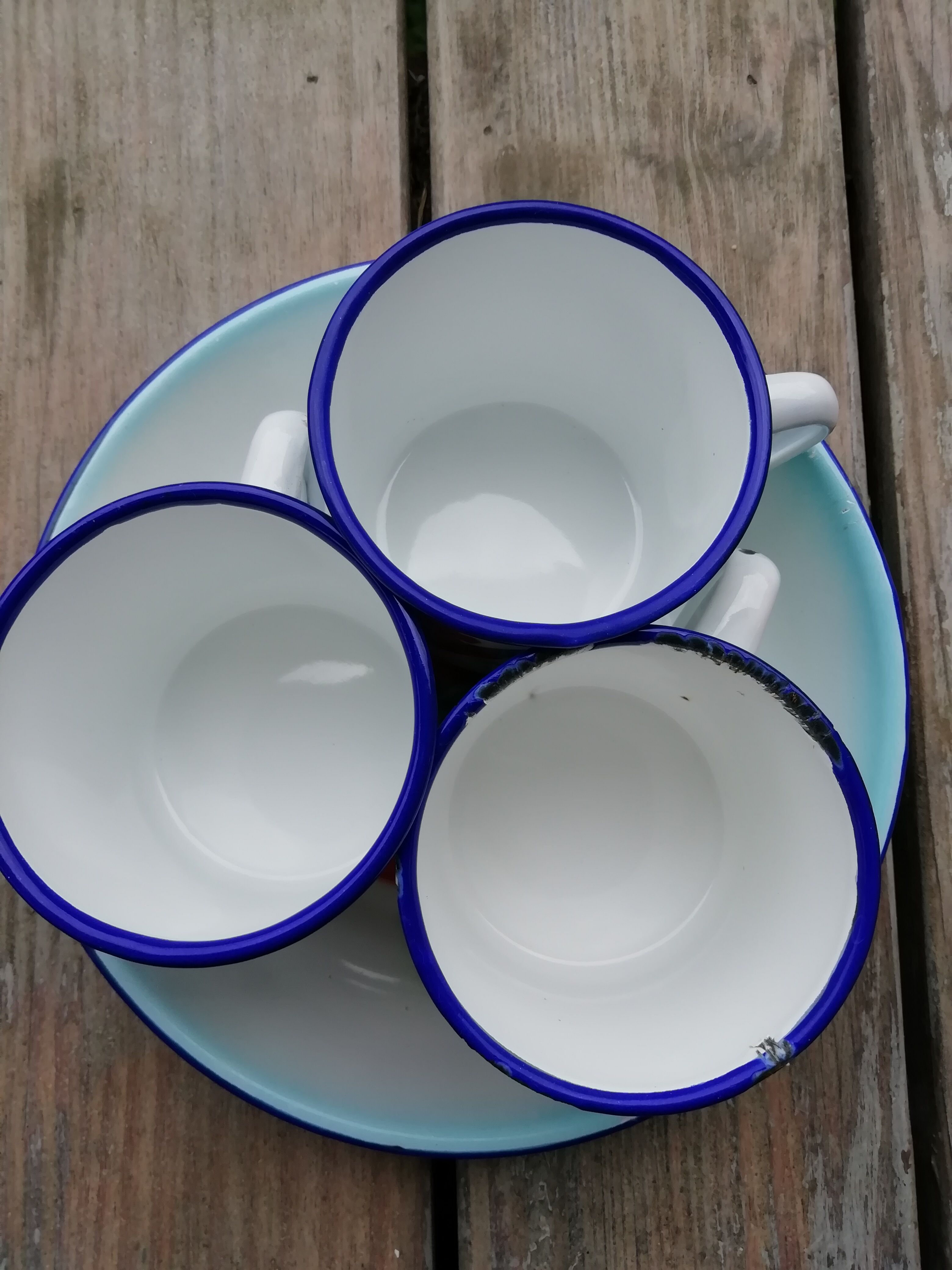 Set of cups and enamelled plate