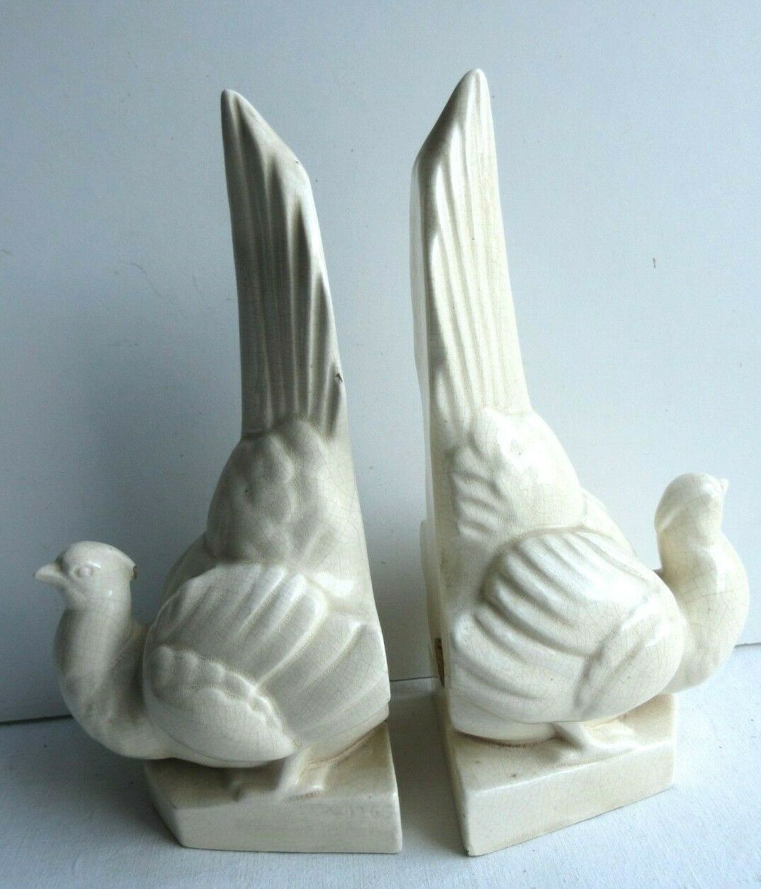 Cracked white ceramic Art Deco book-snables: Birds, Doves