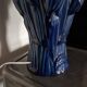Lampe à poser vintage en céramique bleue et globe blanc plissé