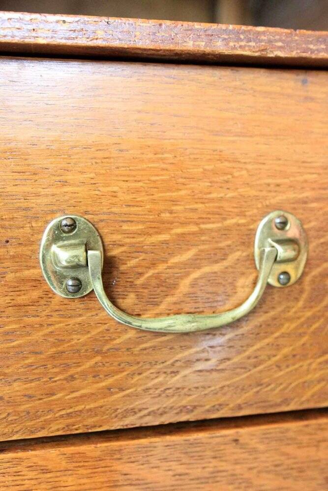 Placard ancien en chêne sculpté marron, fin XIXe, panneaux décoratifs et montants tournés