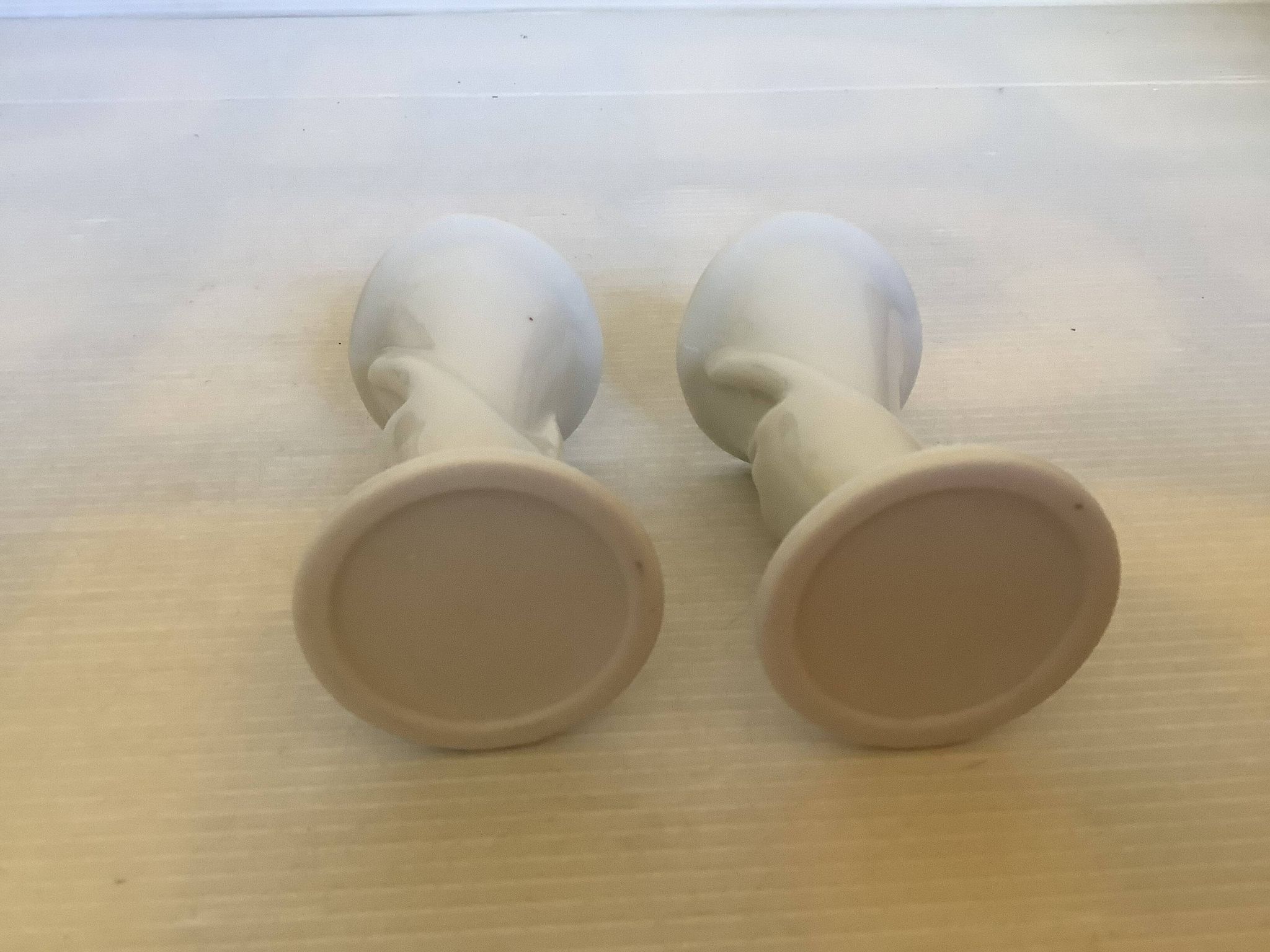 Paire de petits vases bougeoirs mains