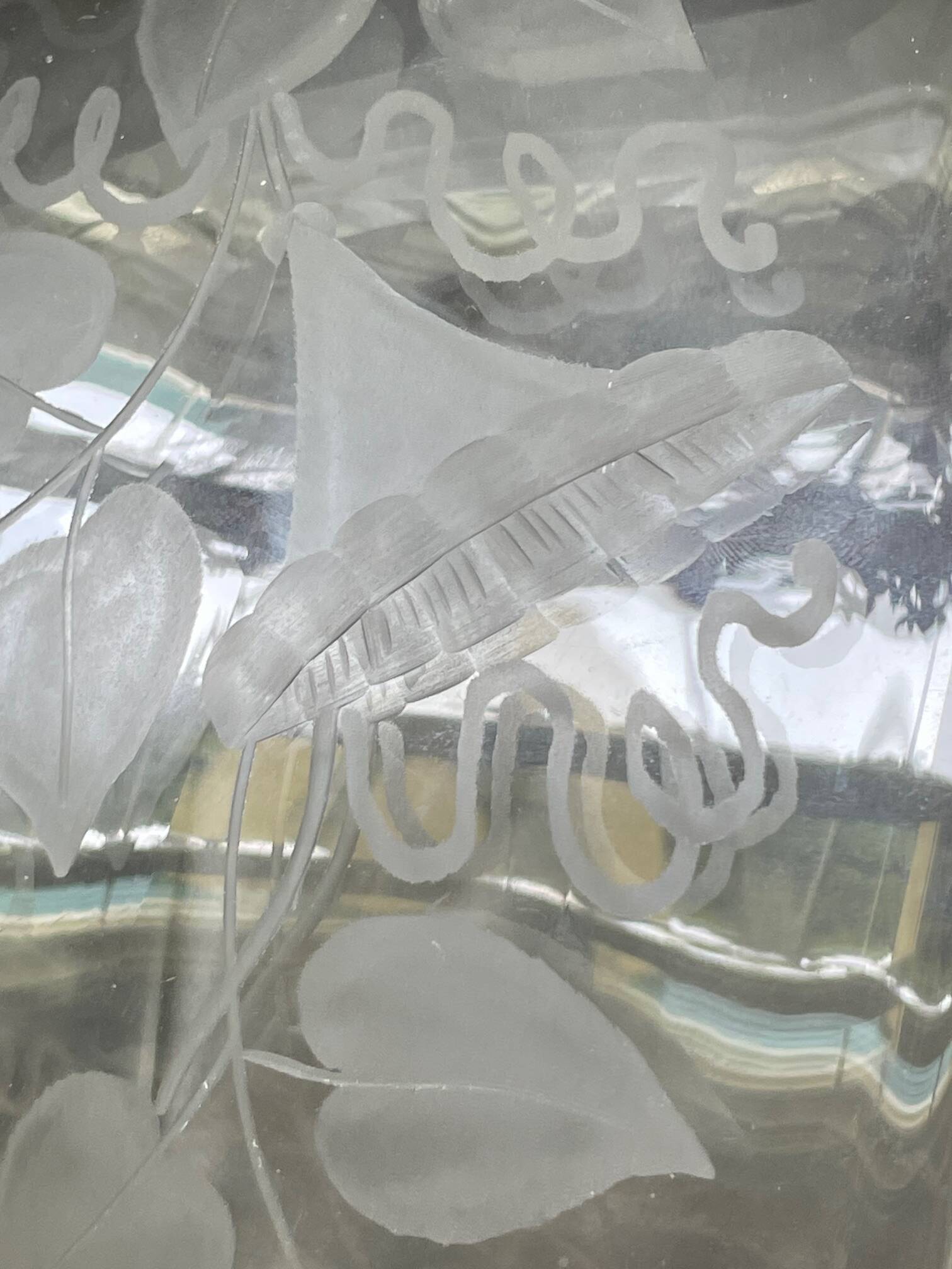 Antique bowl or salad bowl in engraved crystal, floral motif, signed "Delvaux P"