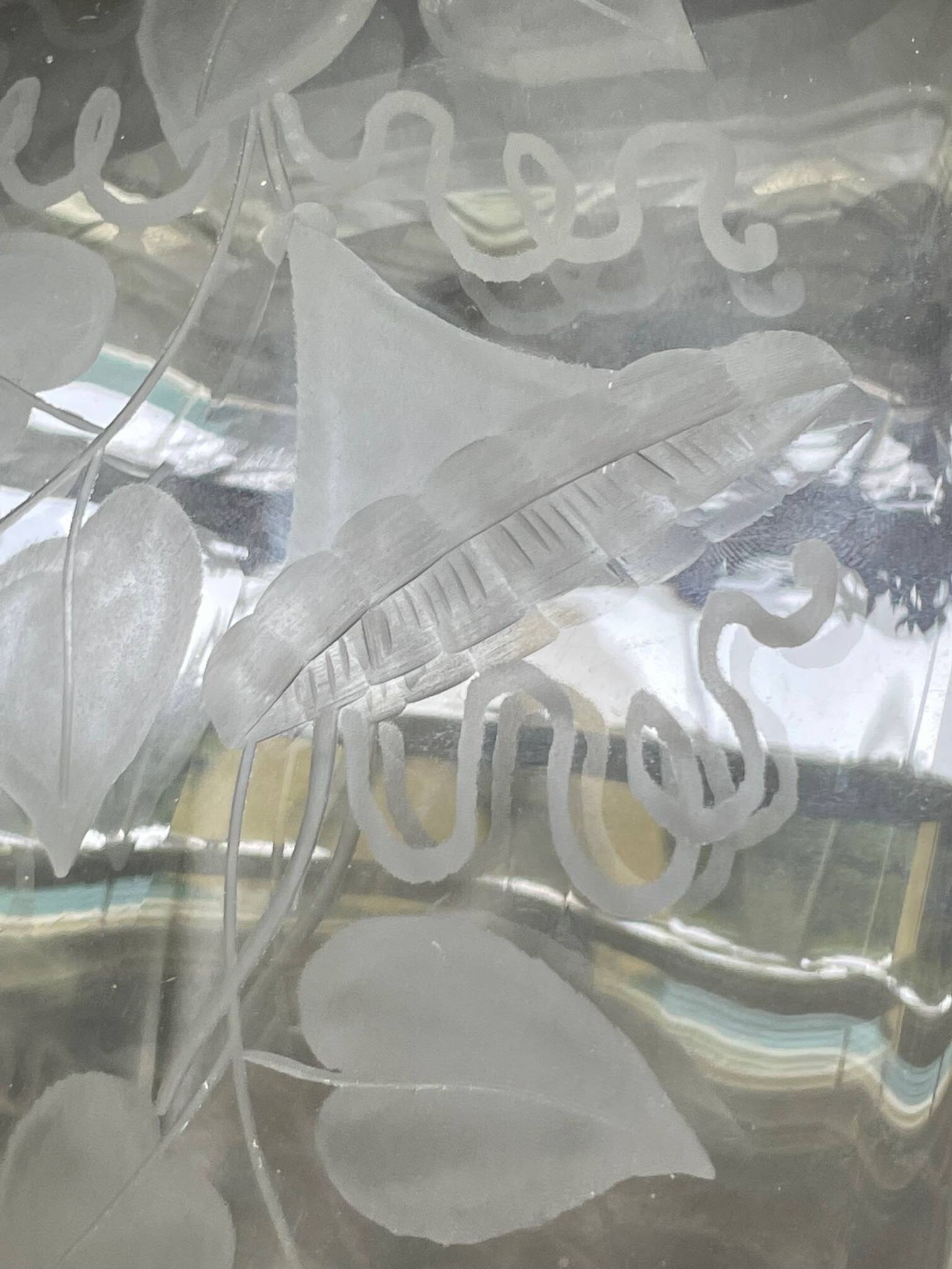 Antique bowl or salad bowl in engraved crystal, floral motif, signed "Delvaux P"