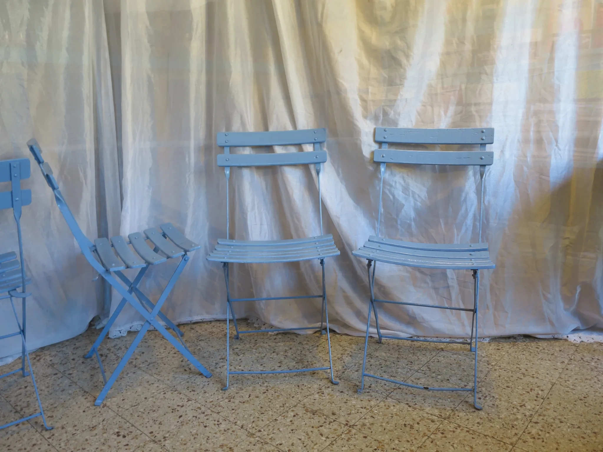 6 blue folding garden chairs