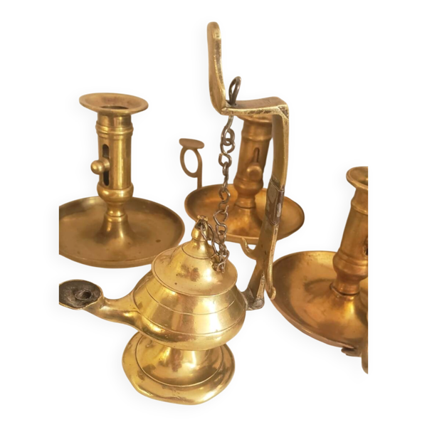 Lot bougeoirs et petite lampe en huile