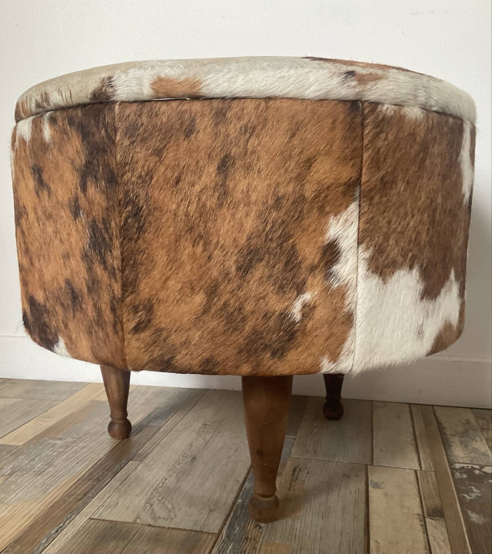 Tripod storage pouffe in wood and cowhide from the 60s-70s.