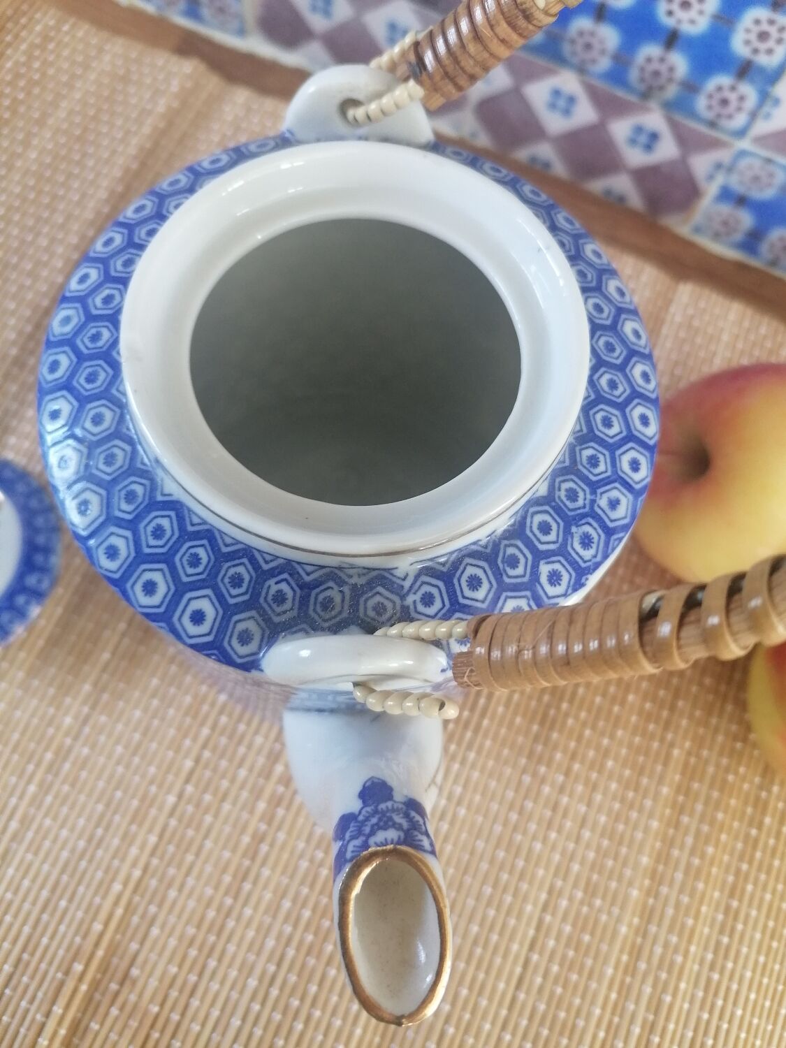 Japanese teapot "Geishas"